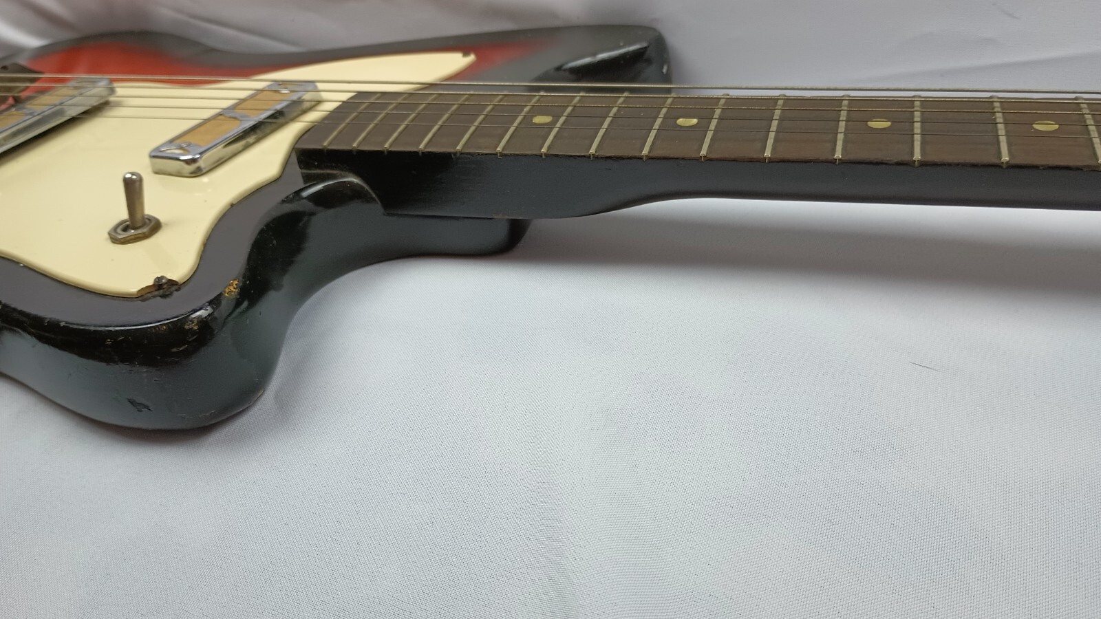 1960’s H15 Bobkat Holiday Brand Vintage Electric Guitar, Gold Foils & CASE