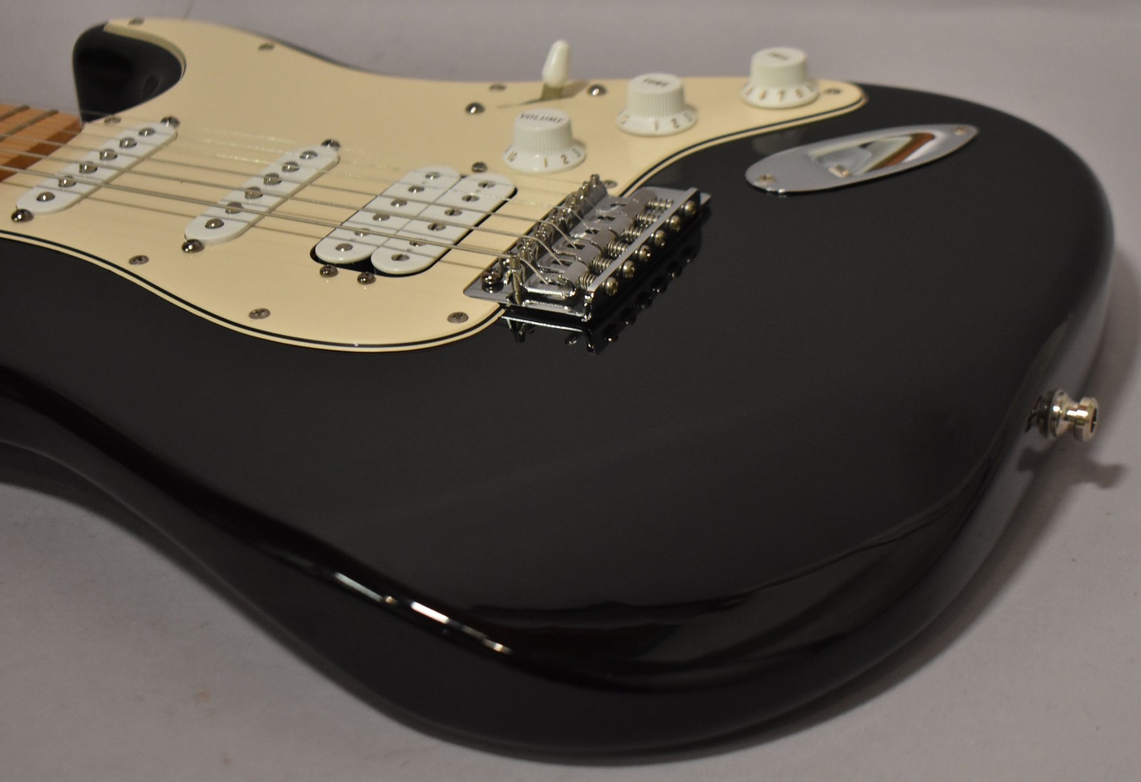 2005 Fender Standard Stratocaster HSS MIM Black w/HSC