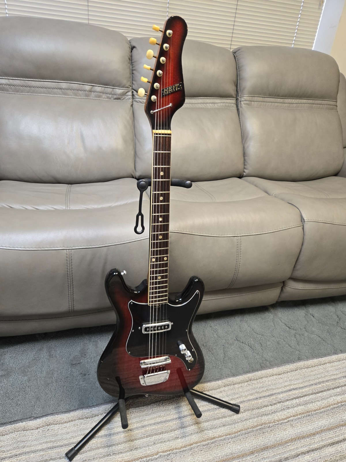 Heit deluxe single pickup sunburst guitar plays and sounds great