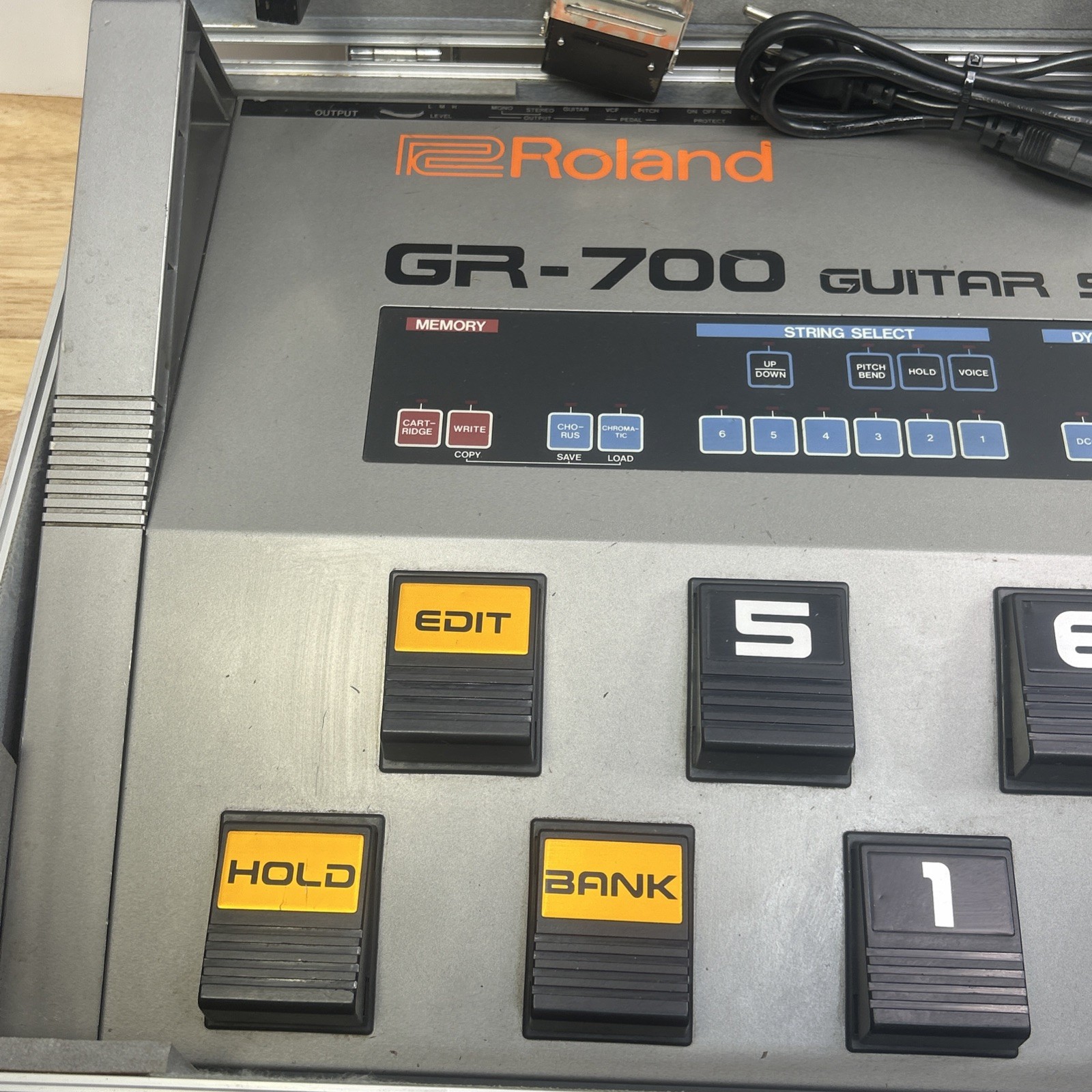 Roland GR-700 Guitar Synthesizer Vintage Audio With Case & Cords Made In Japan