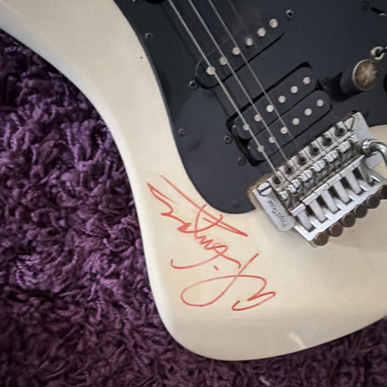 White Kramer Striker 300ST White Electric Guitar Signed by Alice Cooper/W Photo