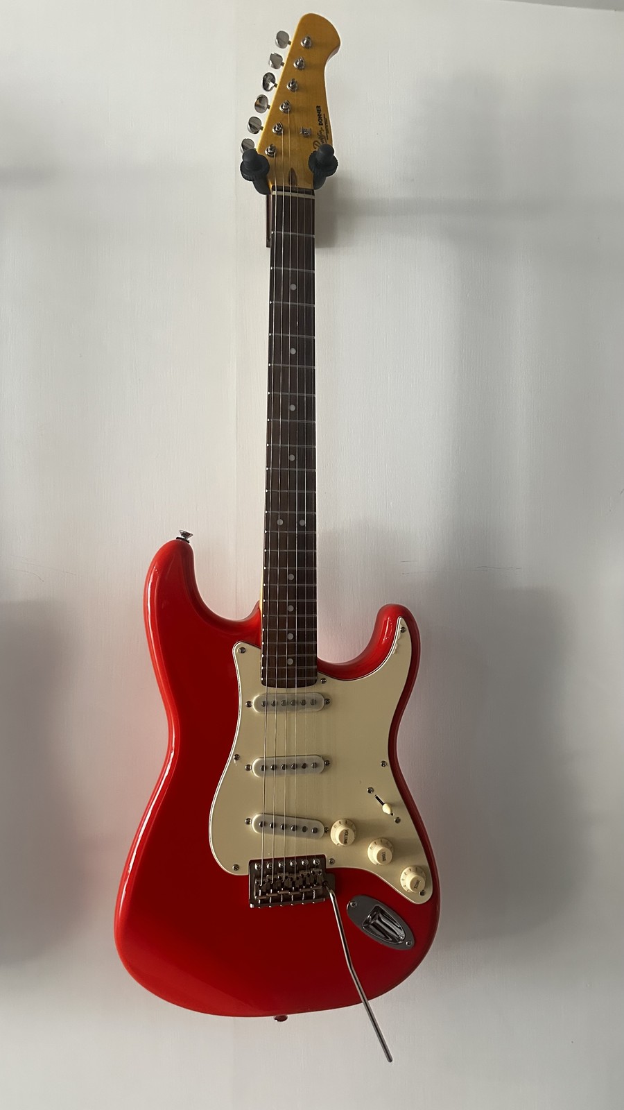 Donner DST-600 Professional Electric Guitar Tremolo Bridge SSS Pickup Fiesta Red