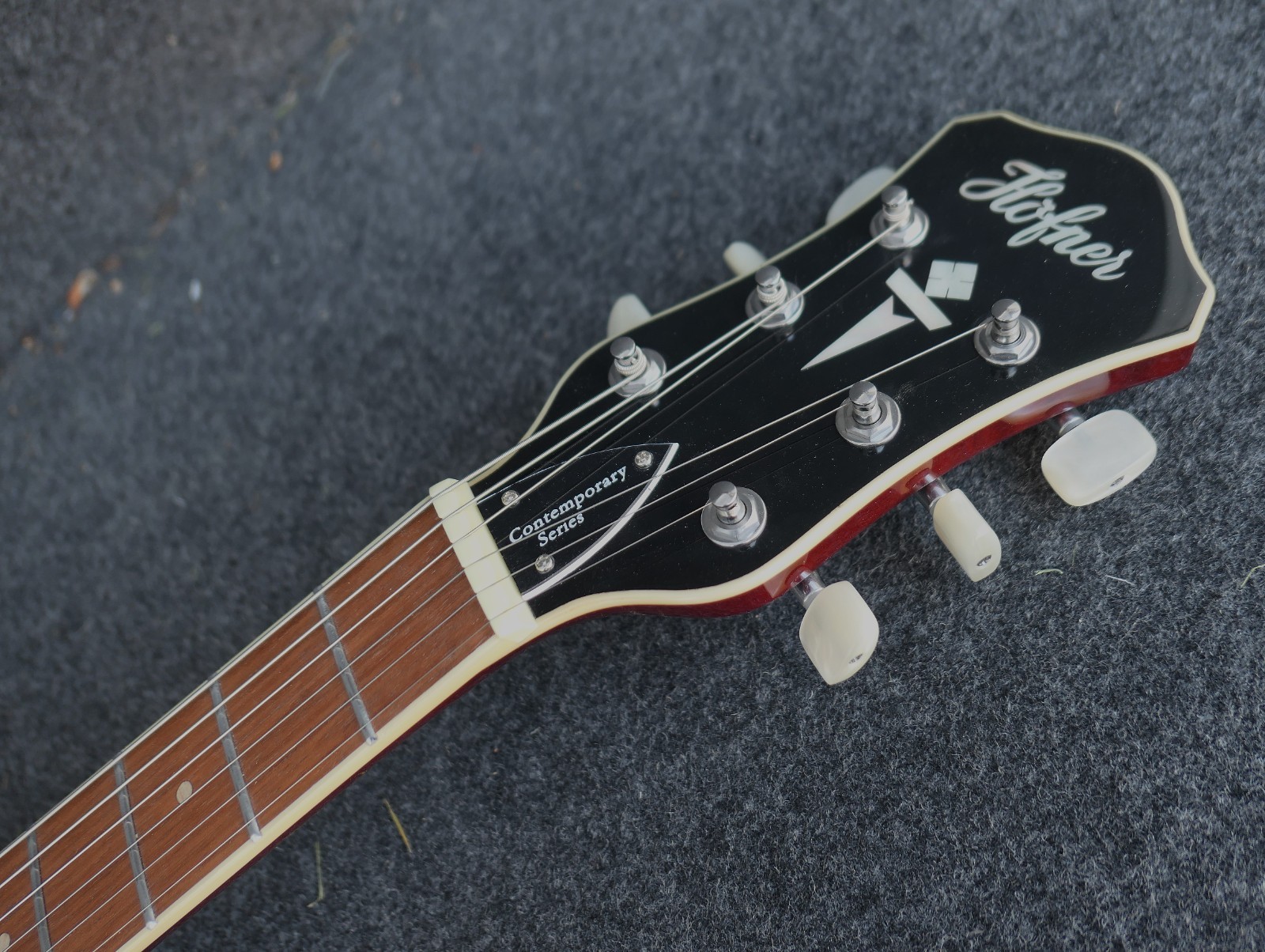 Hofner HCT-VTH-SP-SB Verythin CT SPECIAL Semi hollow has 2 Humbuckers one a P90