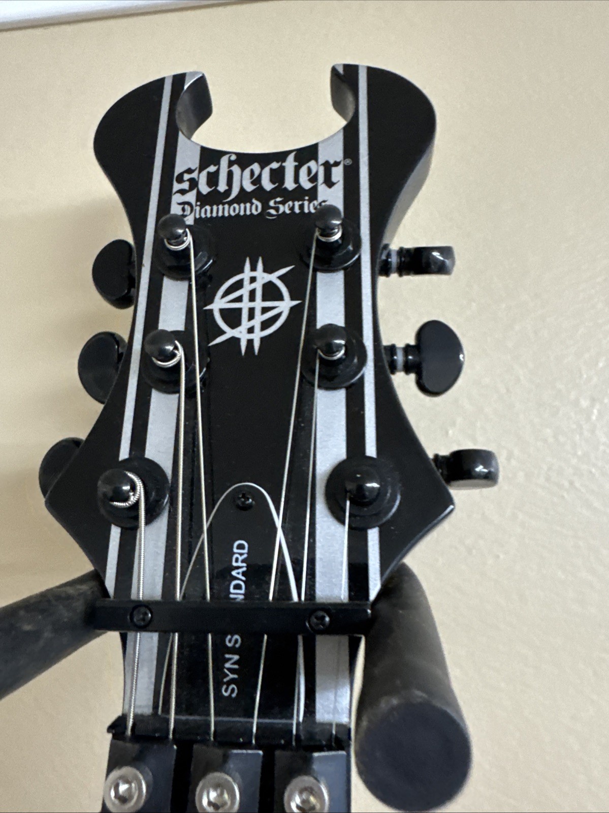 Schecter Synyster Gates Custom – Pinstripes