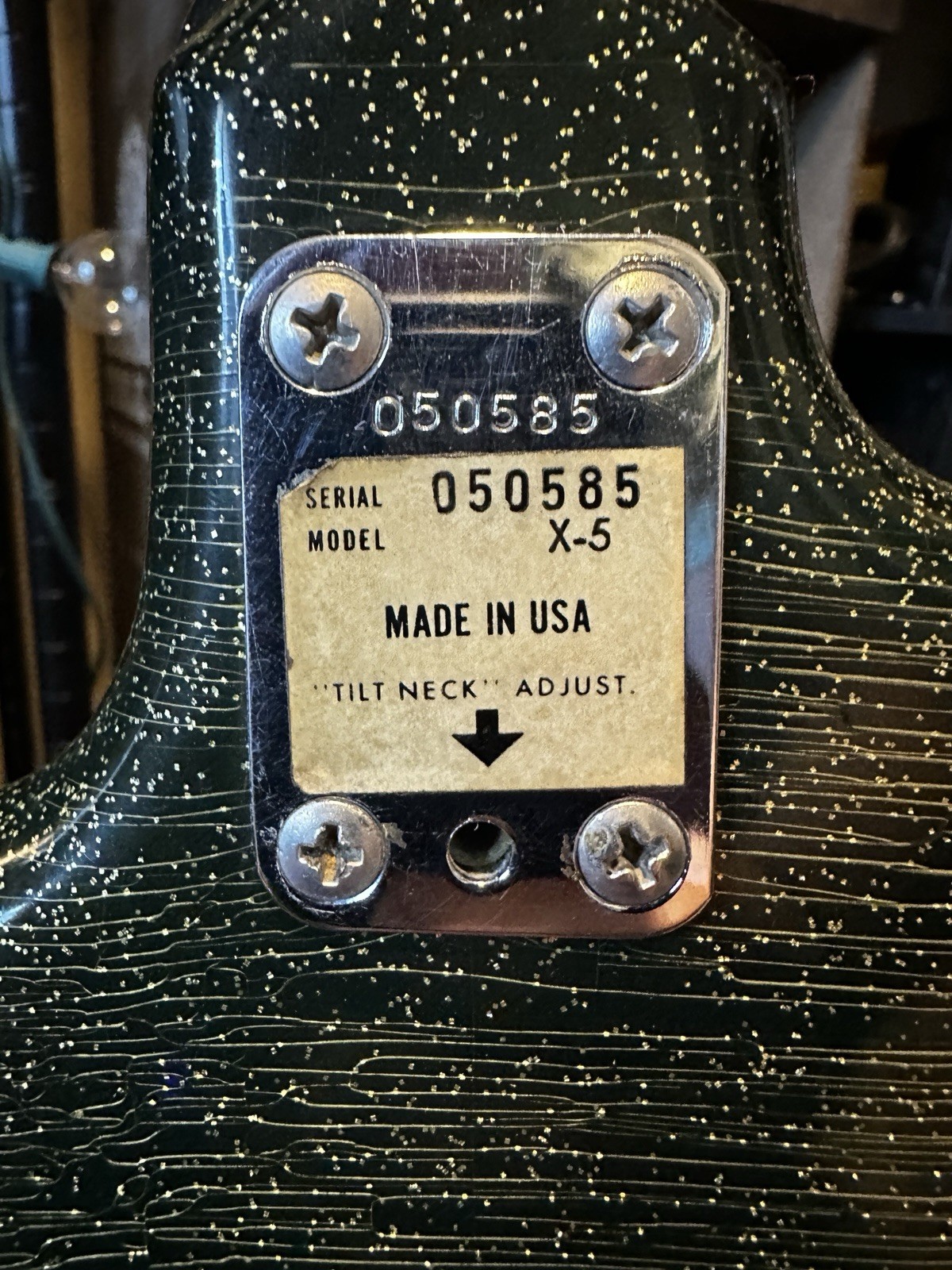 Magnatone Zephyr Mid ‘60s Guitar – Black w/Gold Sparkle
