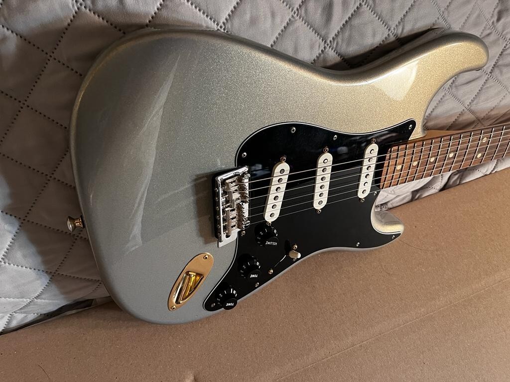 Fender Player Stratocaster with Pau Ferro Fretboard Silver Electric Guitar