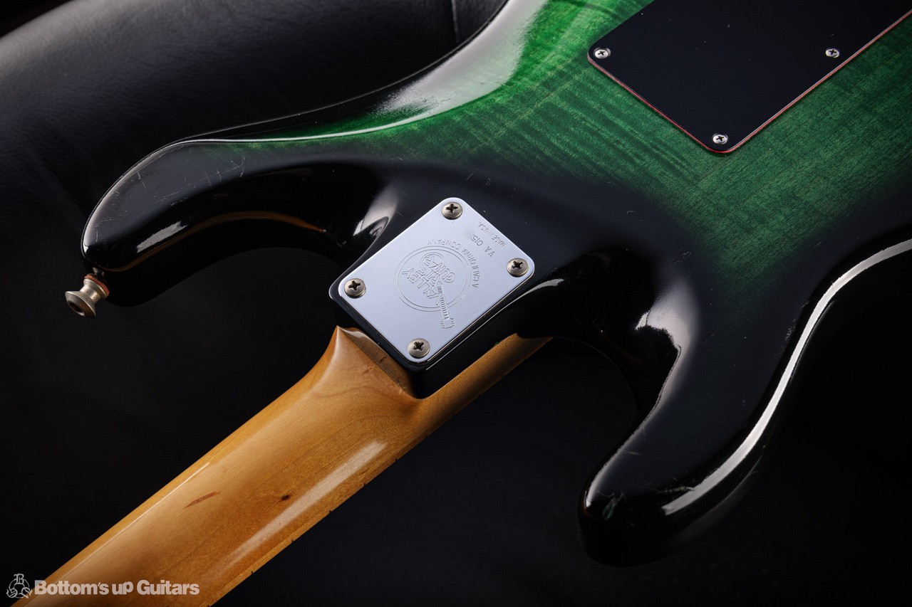 Valley Arts Custom PRO USA – Green Sunburst – “1P Flame Maple Body!!” Used Elect