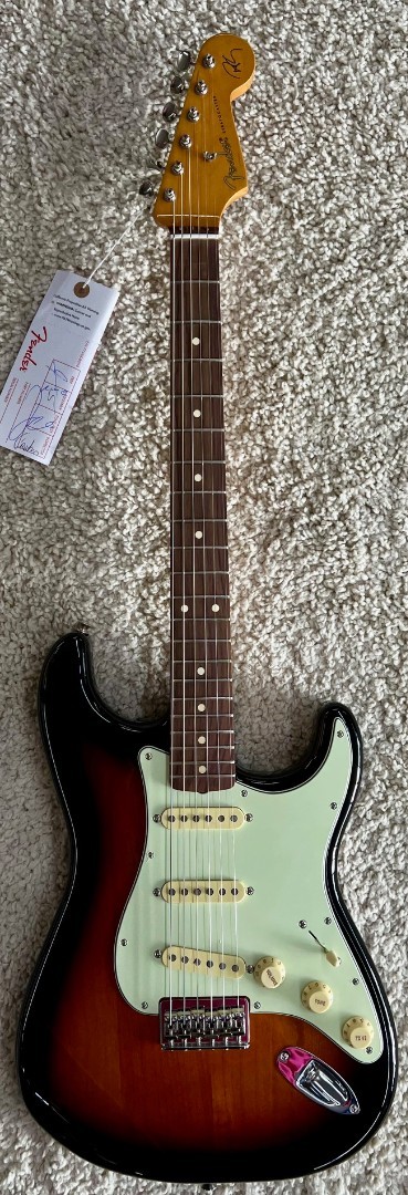 Fender Robert Cray Stratocaster Electric Guitar w/gig bag , 3-Color Sunburst