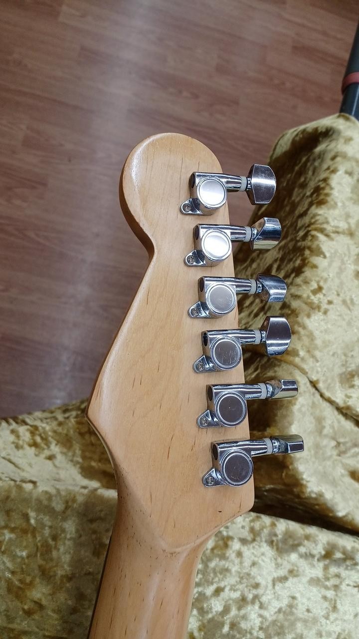 BUSKER’S Stratocaster-type Electric Guitar-01