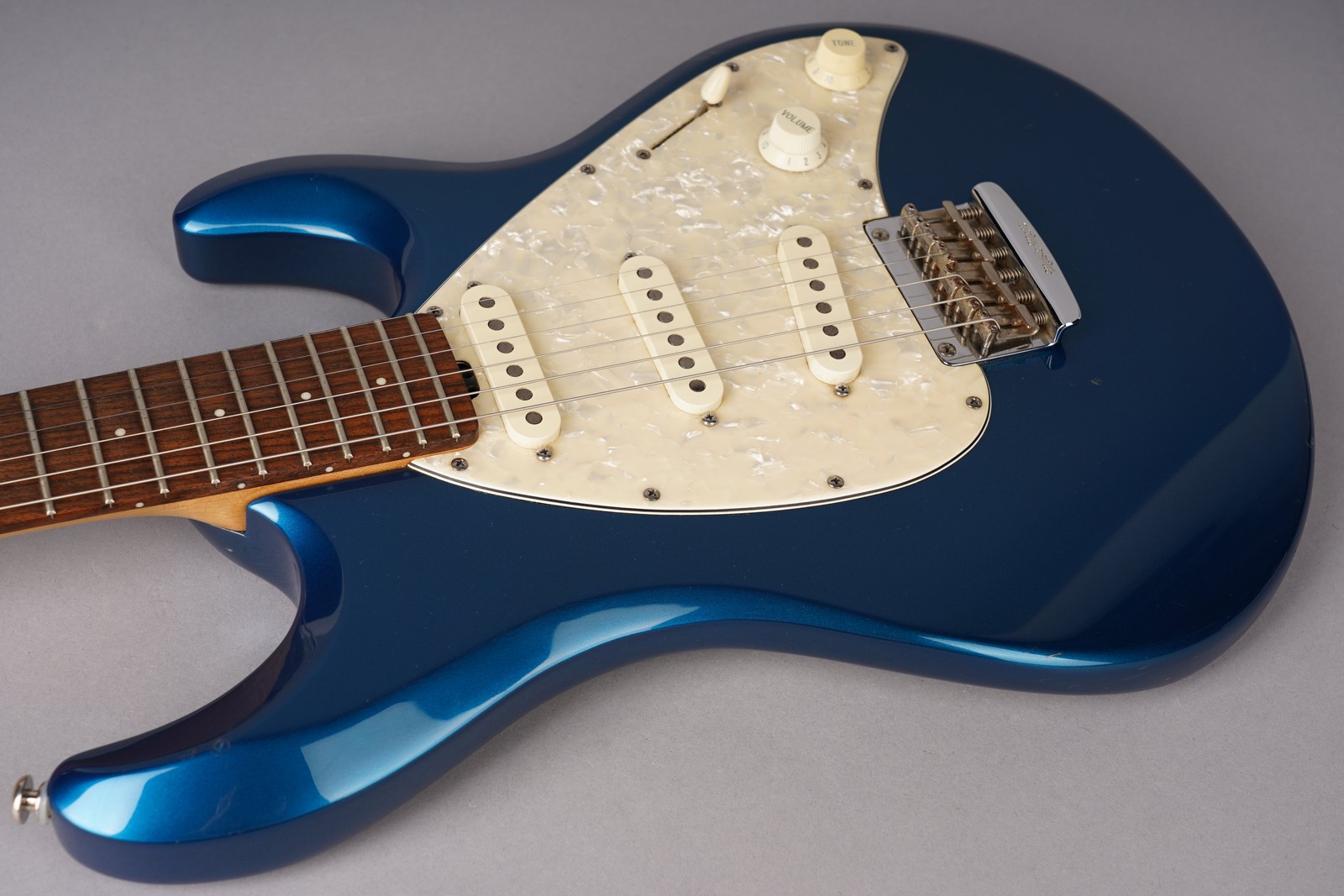 Ernie Ball Music Man USA Silhouette Special SSS Hardtail – 2000 – Blue Pearl