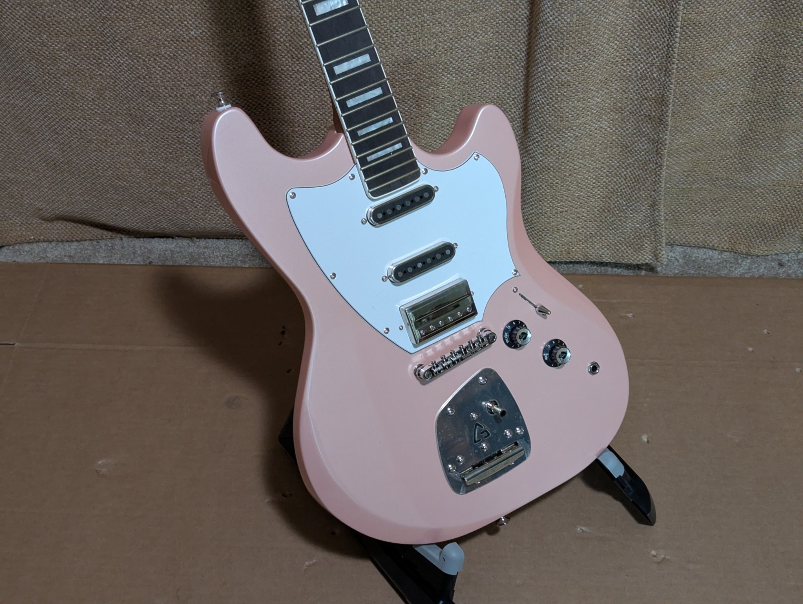 Guild Surfliner Deluxe Solidbody Electric Guitar W Floating Vibrato Tail – ISSUE