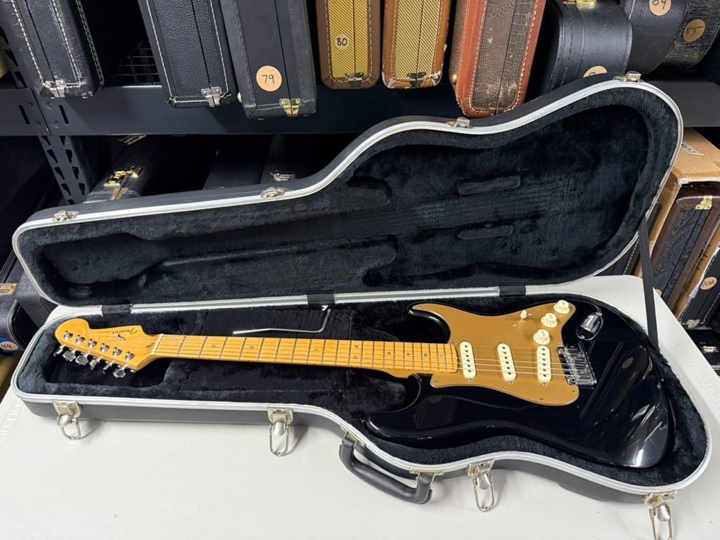 Fender Stratocaster Deluxe 2004 Very Good Condition Great Player! (359)