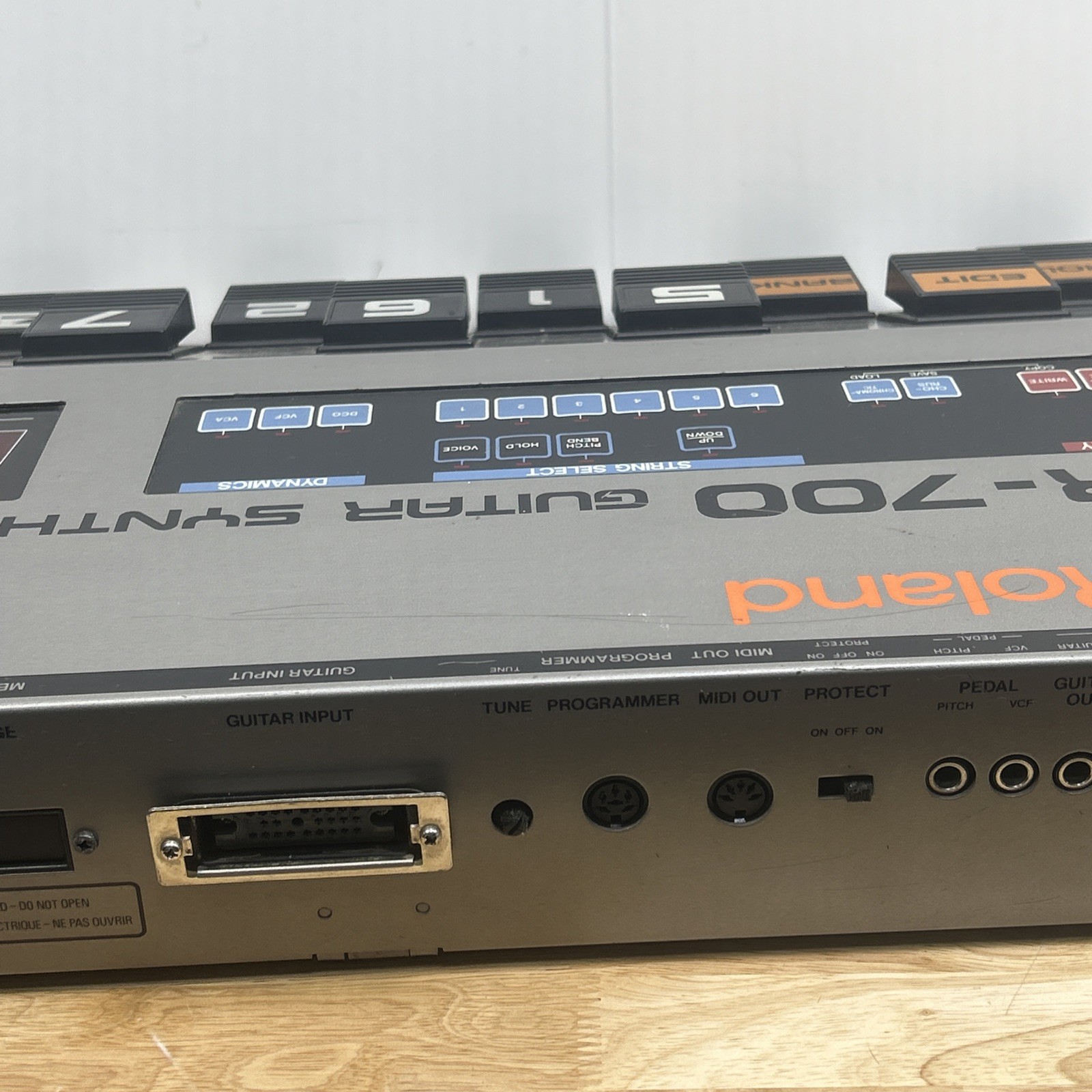 Roland GR-700 Guitar Synthesizer Vintage Audio With Case & Cords Made In Japan