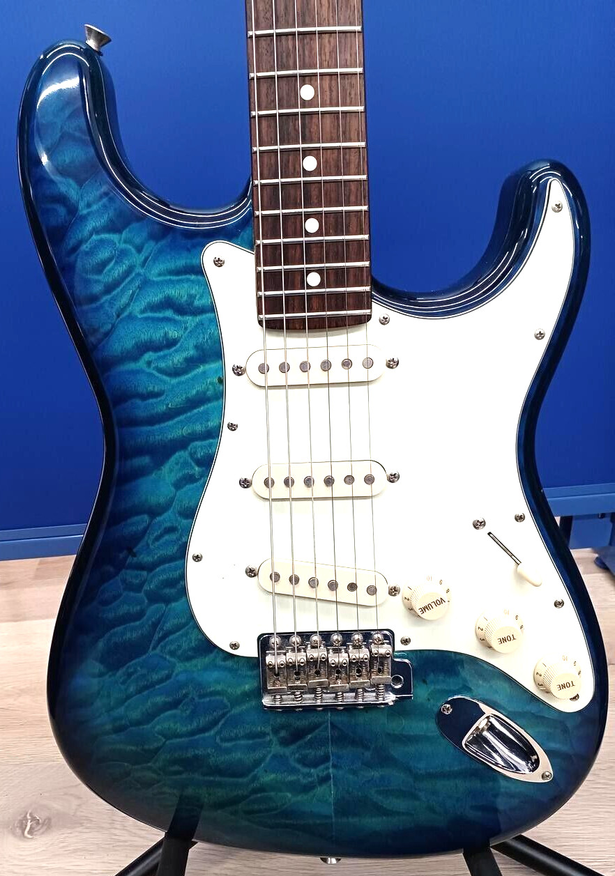 Fender Japan ST62-QT Quilted Top Stratocaster Guitar Blue Sunburst Made in Japan