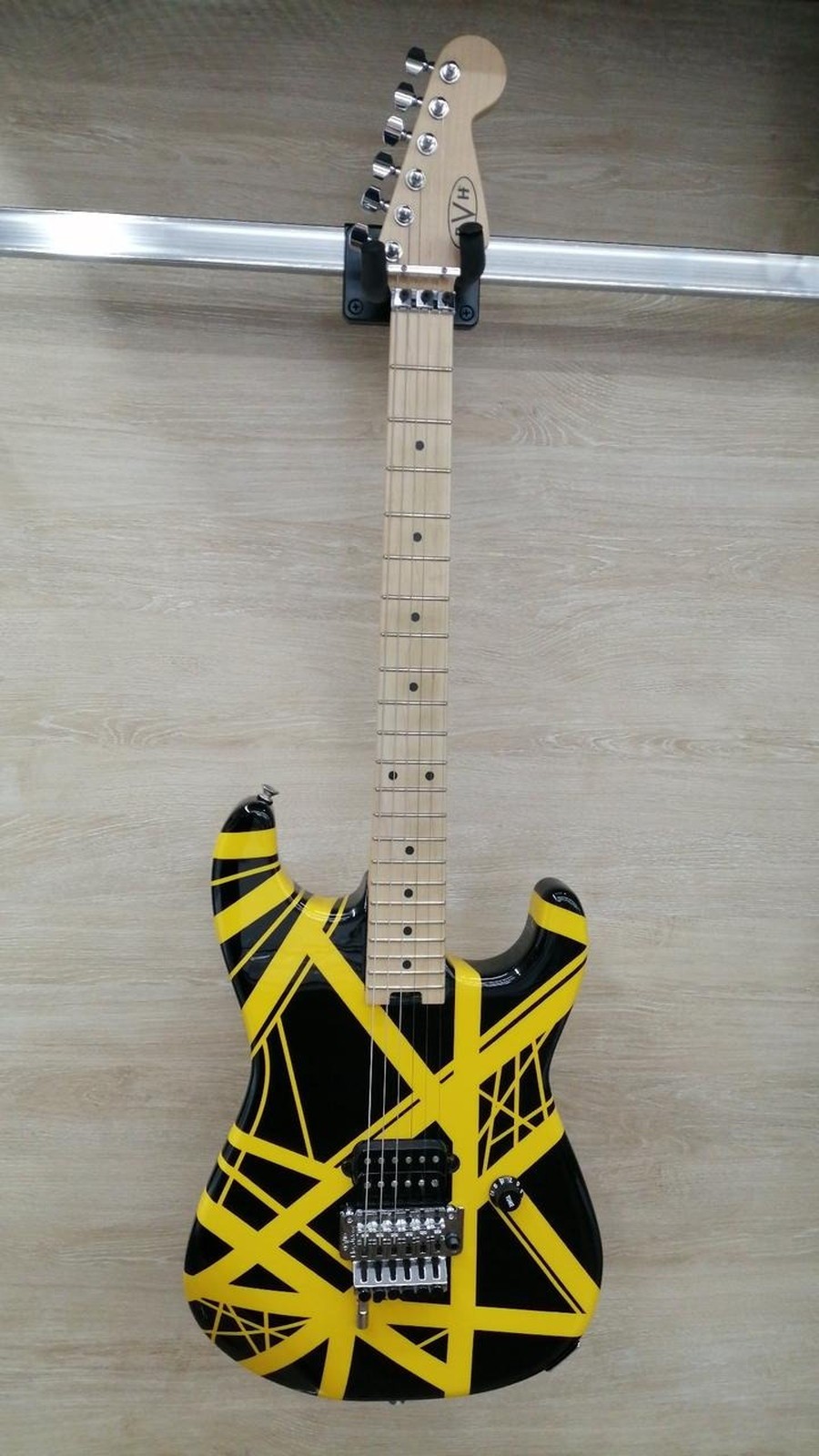 EVH Striped Series -Black with Yel Used Basswoodbody Maple fingerboard w/Gigcase