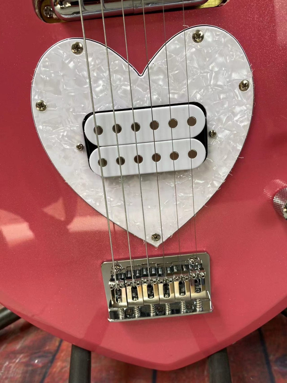 Adorable Hot Pink Love Heart Electric Guitar 6-String Pearl Heart Pickguard