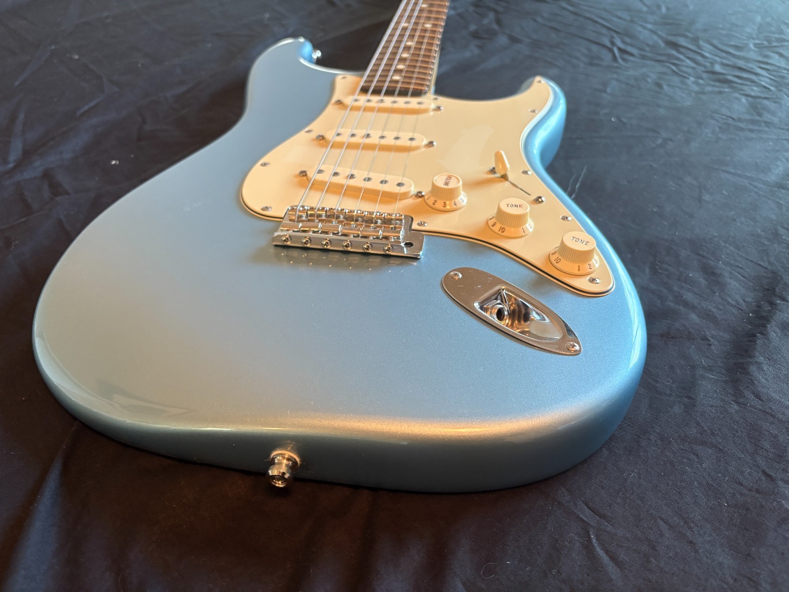 Fender FSR American Deluxe ’62 Stratocaster Ice Blue Metallic Matching Headstock