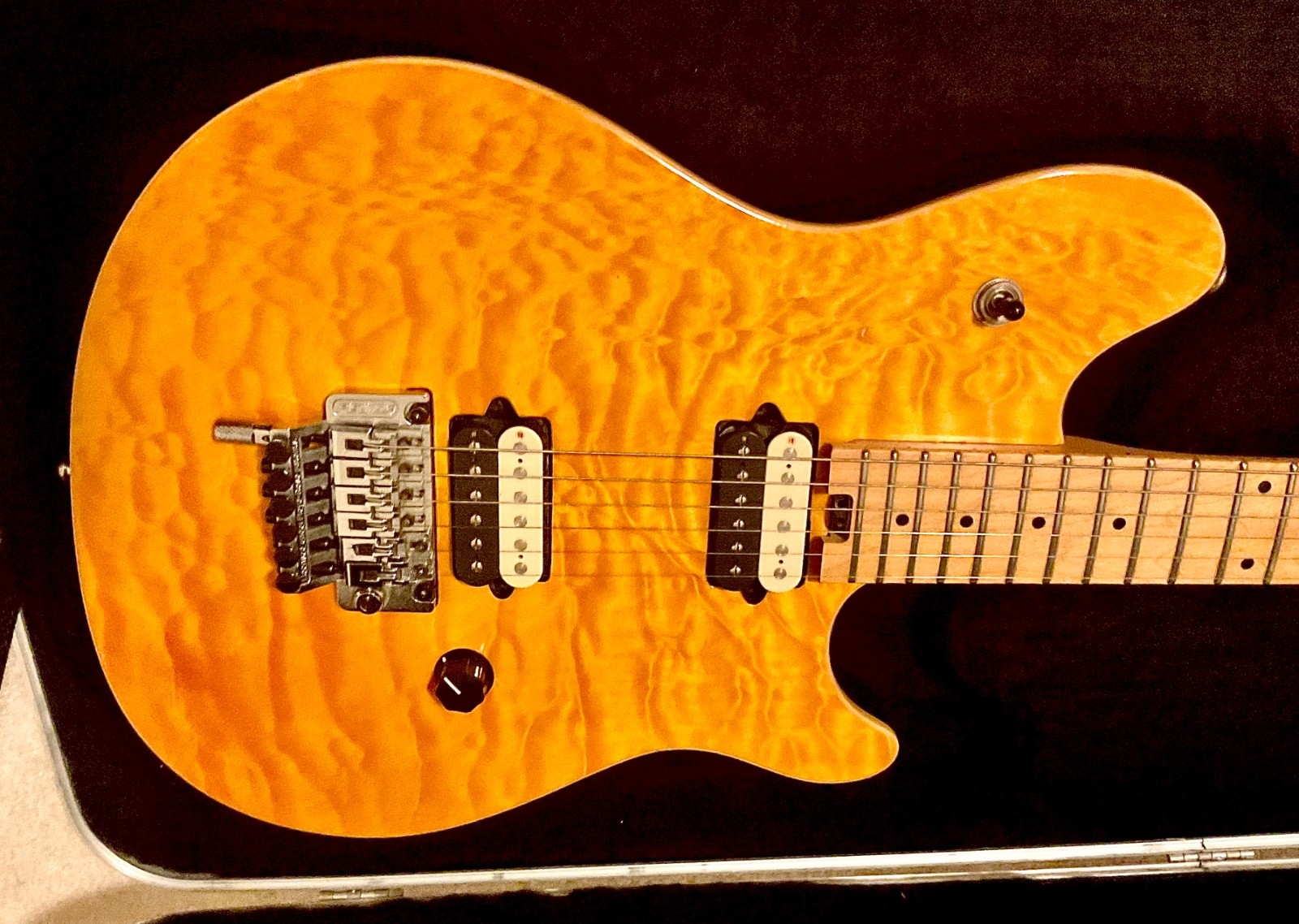 AMBER (YELLOW-ORANGE) PEAVEY WOLFGANG SPECIAL EXP(?) WITH PEAVEY HARD-SHELL CASE
