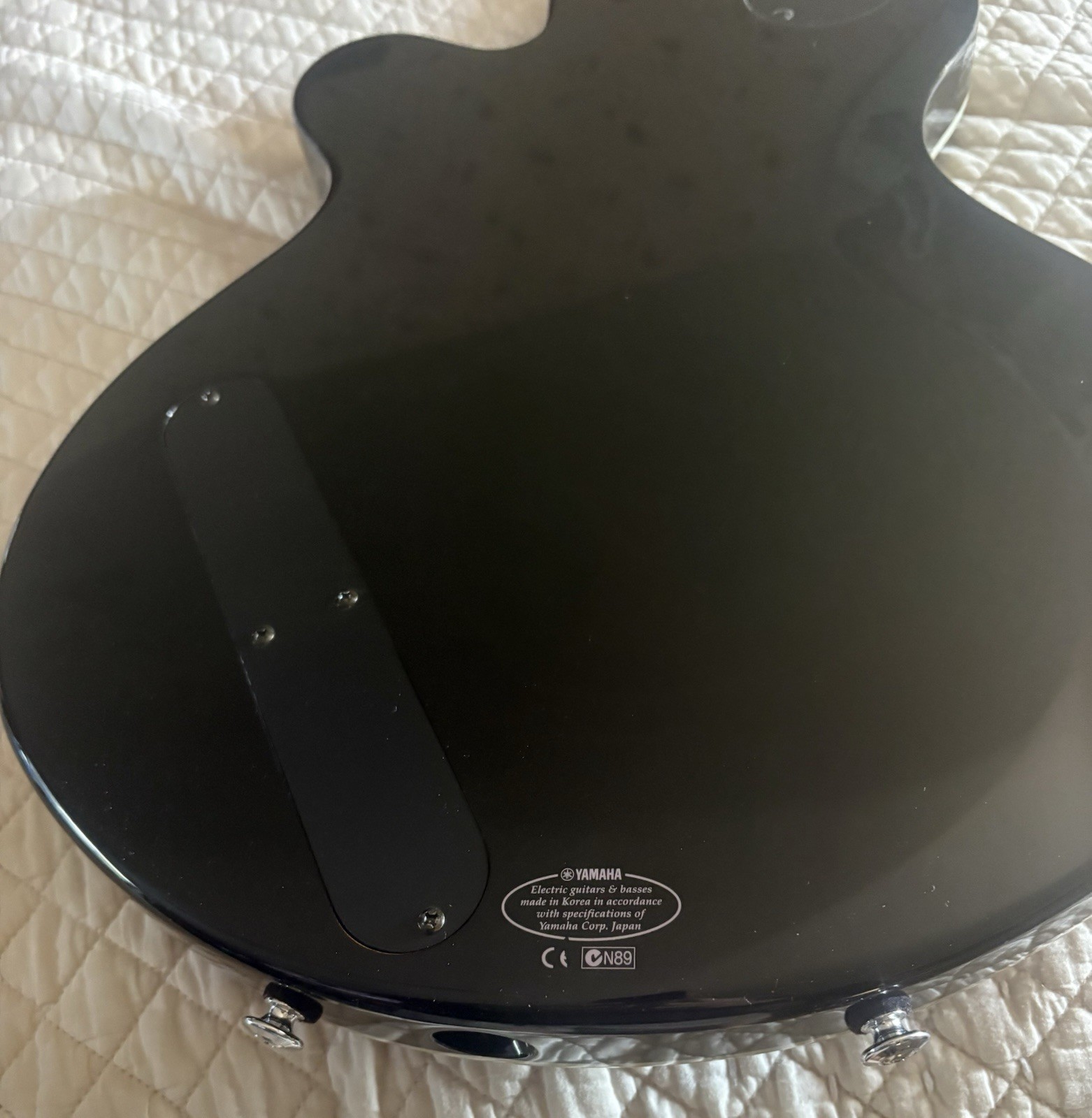 Yamaha AES420 AES Series Solid Body 6-String Electric Guitar Black