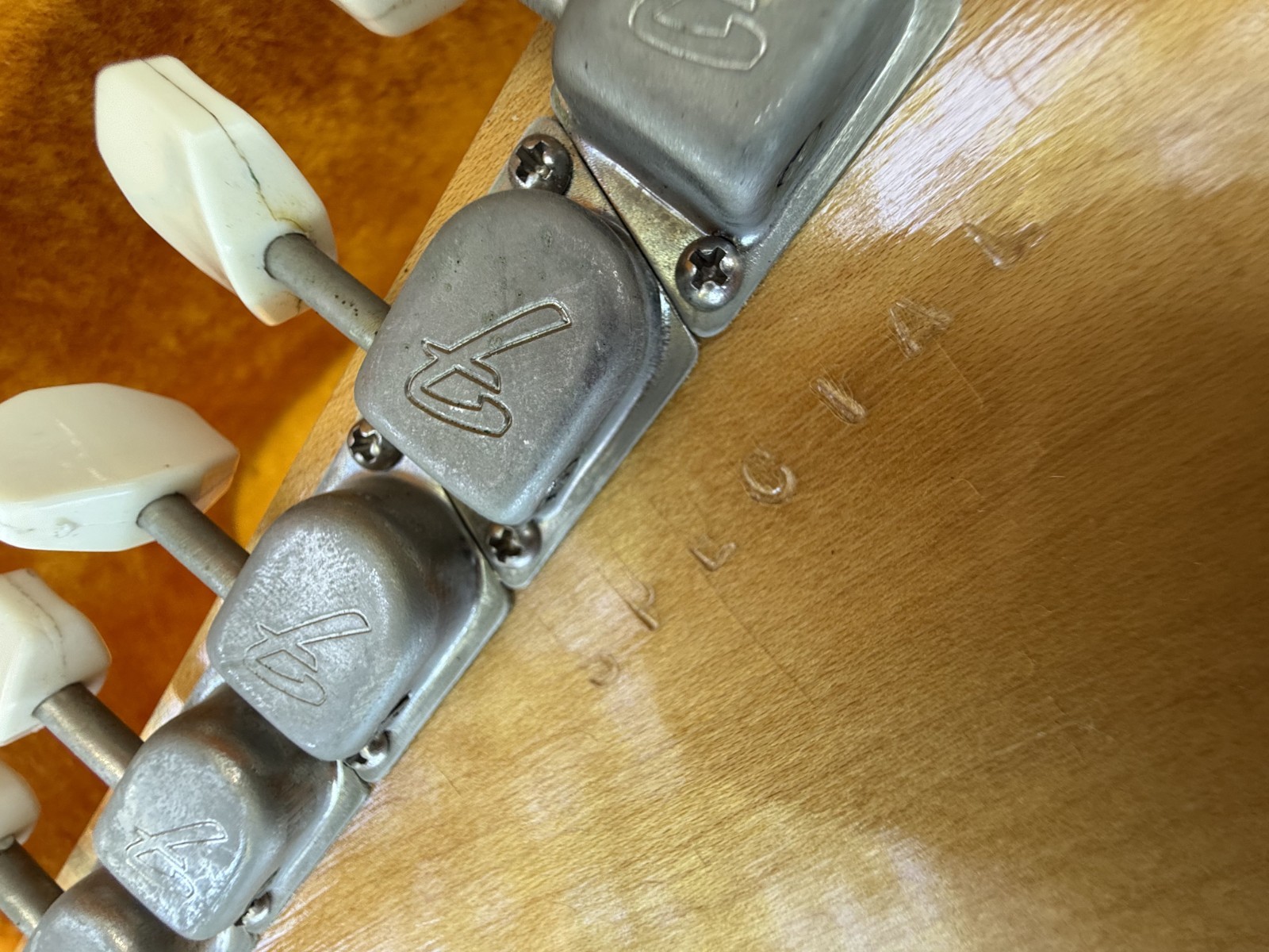 1967 Fender Coronado 2 (201549) one pick up wit whammy bar. Excellent condition.