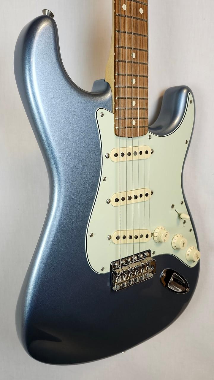 Fender Vintera ’60s Stratocaster, Pau Ferro FB, Ice Blue Metallic, Deluxe Gig Ba