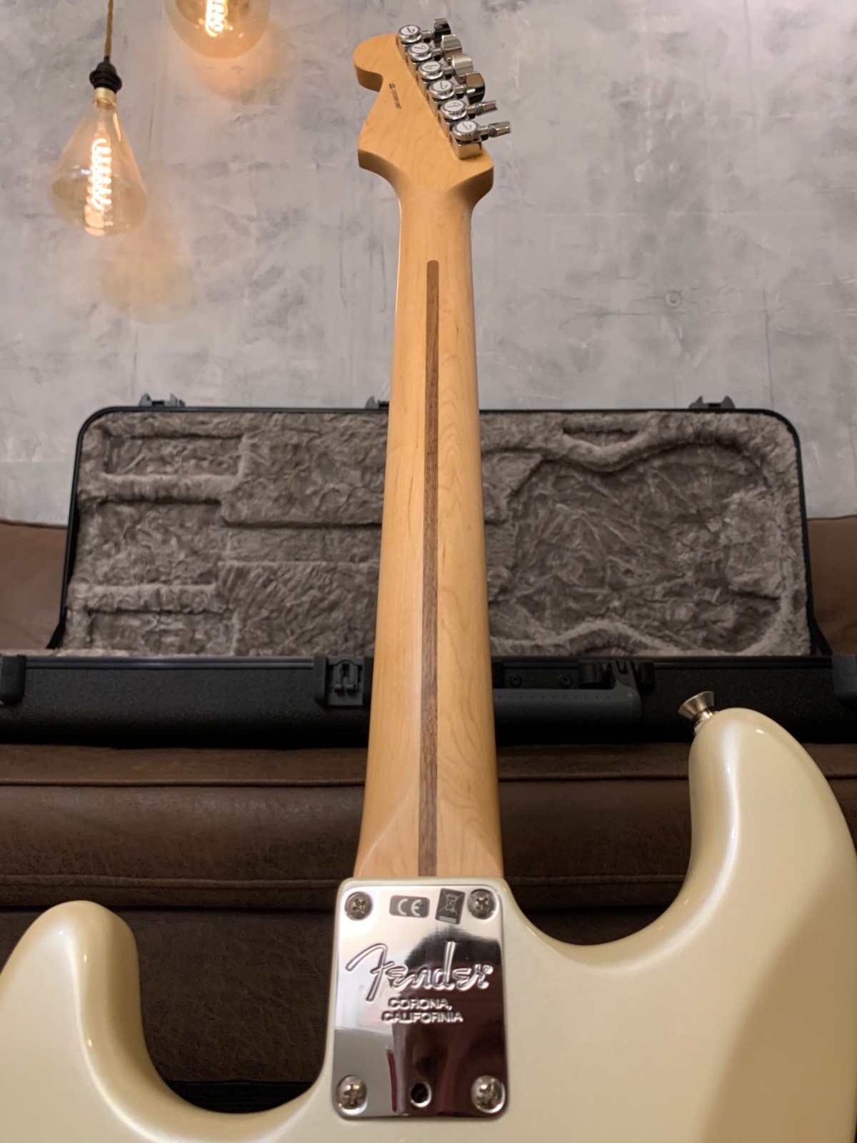 Fender Limited Edition American Showcase Stratocaster Olympic White pearl 7.8lb