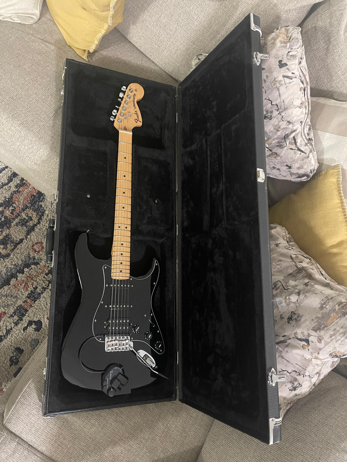 FENDER AMERICAN SPECIAL STRAT HSS AND 13 PIN ROLAND GK-3 PICKUP WITH CASE