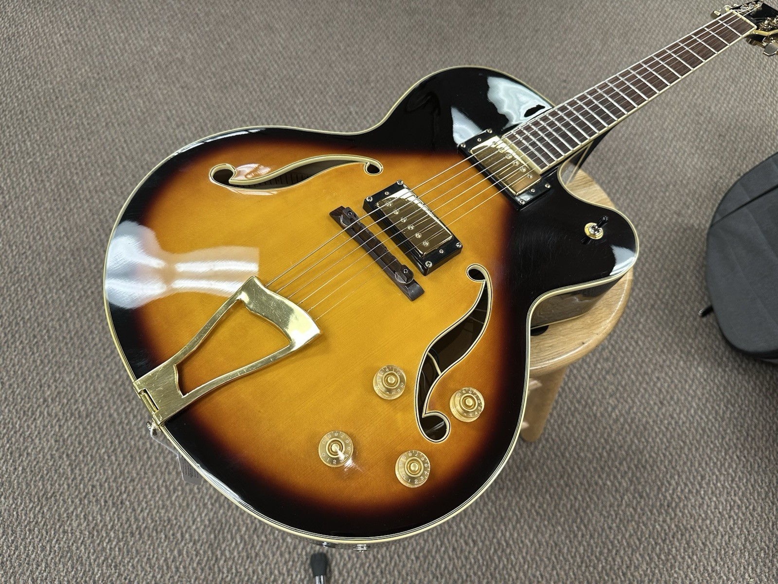 Tanglewood (No Label) Hollow-Body Archtop Electric Guitar Sunburst