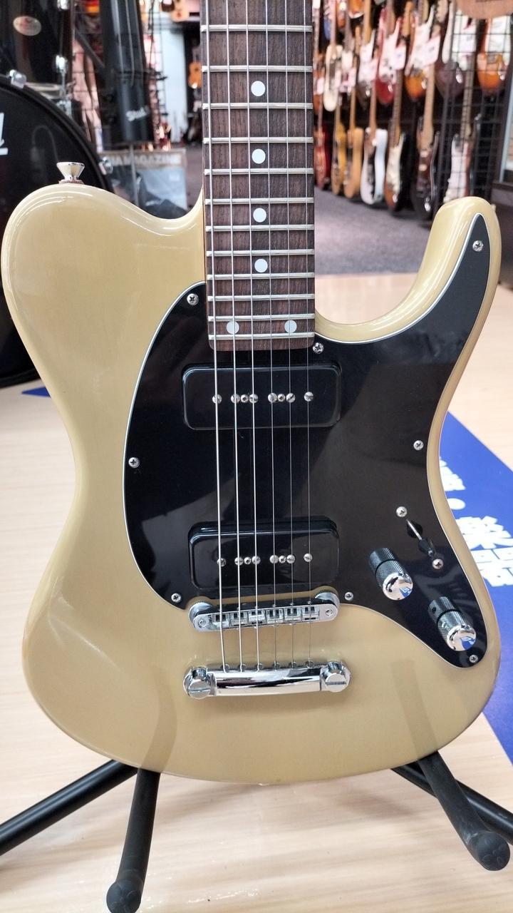 VALLEY ARTS THE LARRY CARLTON STANDARD PRO Used Electric Gutiar