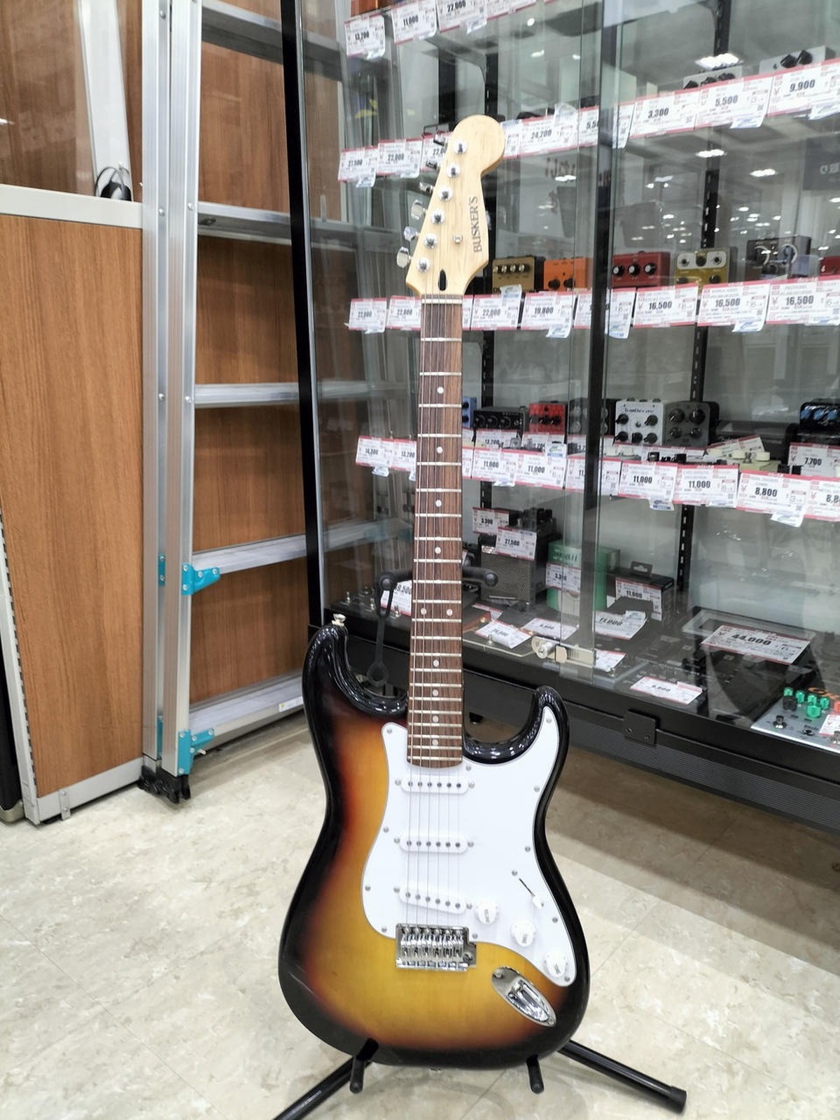 BUSKER’S ST Used Poplar body Maple neck Engineering wood fingerboard Sunburst