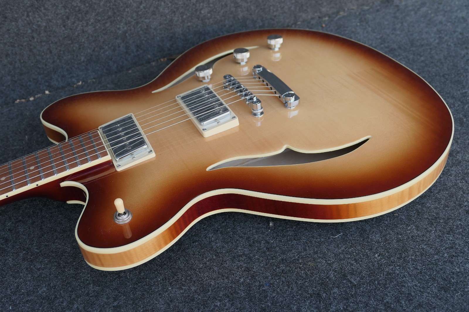 Hofner HCT-VTH-SP-SB Verythin CT SPECIAL Semi hollow has 2 Humbuckers one a P90