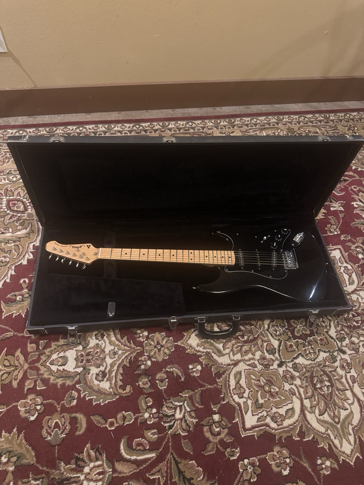 Arbor Fender Stratocaster Solid-Body 6-String RH Maple Neck Black Hard Case