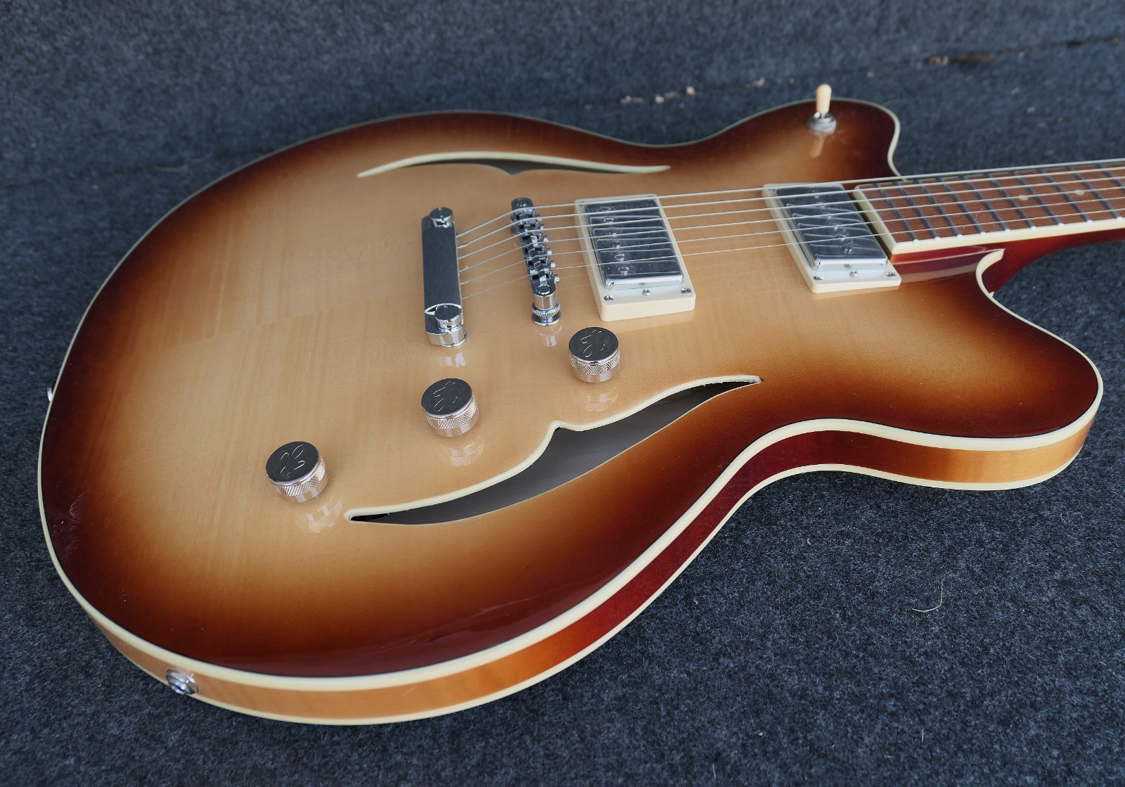 Hofner HCT-VTH-SP-SB Verythin CT SPECIAL Semi hollow has 2 Humbuckers one a P90