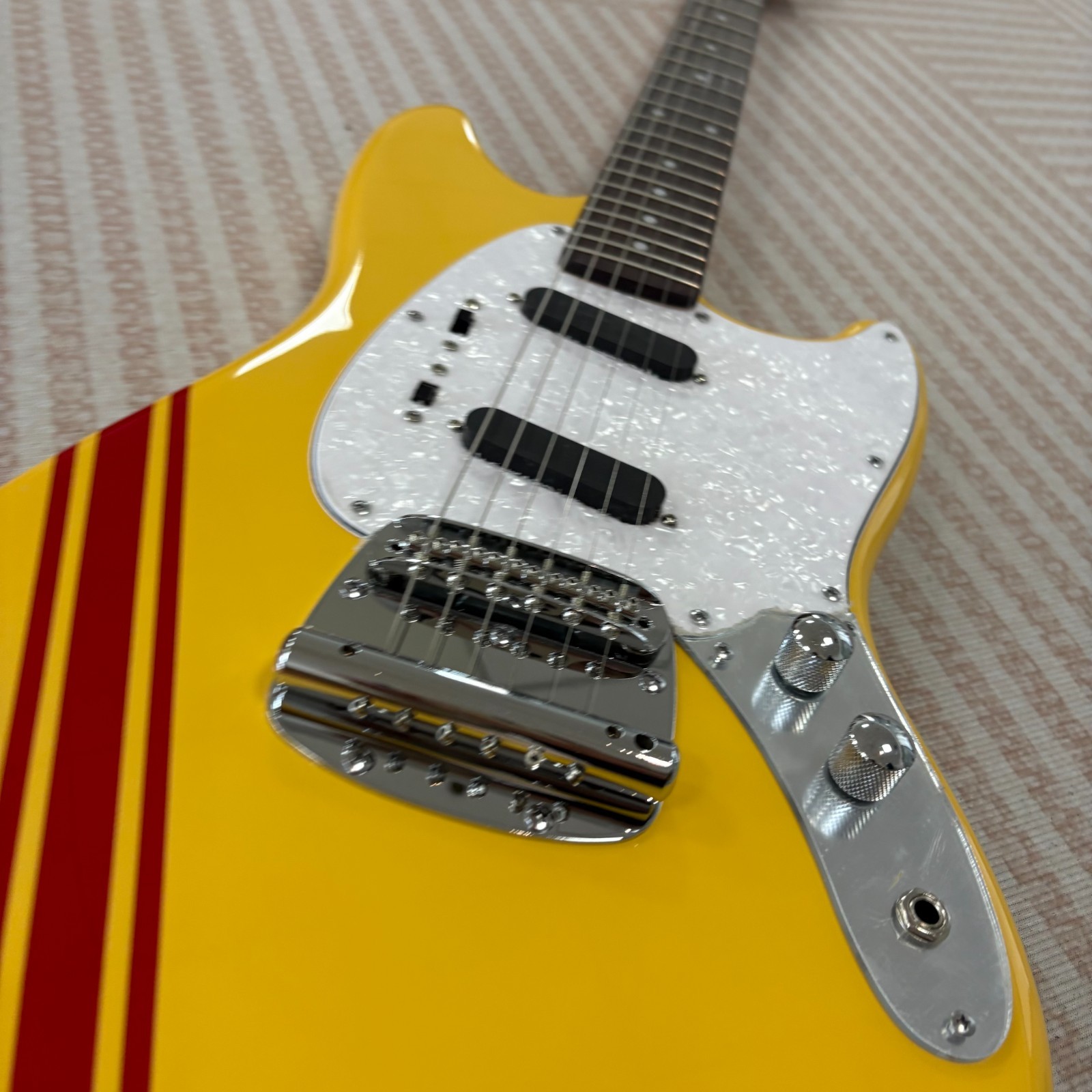 Yellow Mustang Style Electric Guitar Rosewood Fingerboard Maple Neck