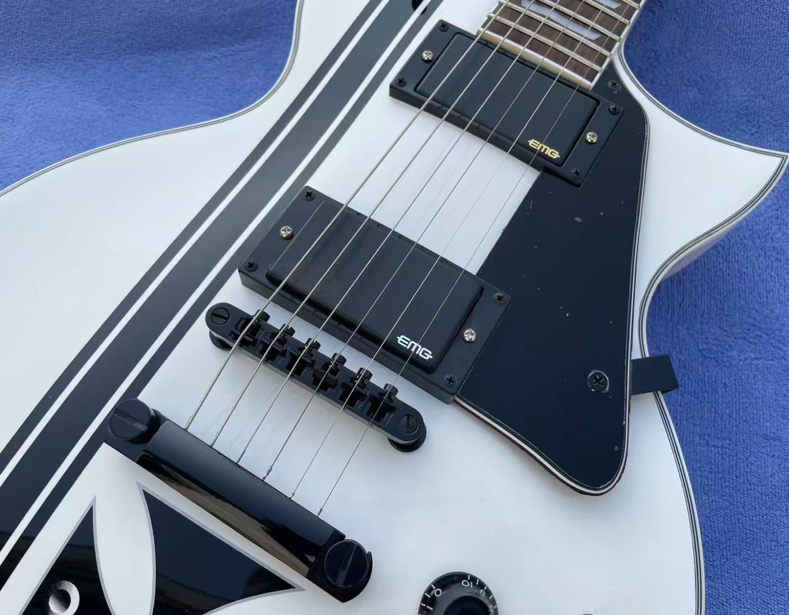 6 String Electric Guitar Active Pickups Bone Nut Glossy Finished Solid Body
