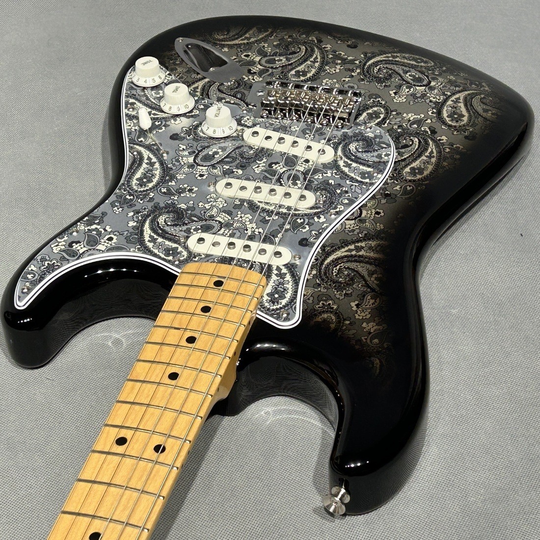 Fender Limited Stratocaster Black Paisley Approx. 3.4kg 2025 18662