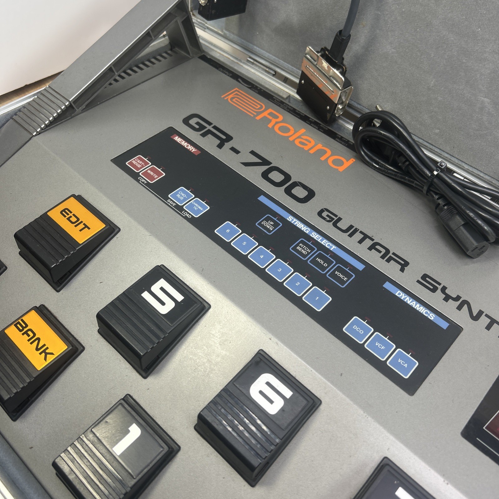 Roland GR-700 Guitar Synthesizer Vintage Audio With Case & Cords Made In Japan