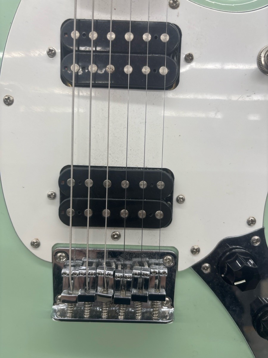 PRE-OWNED FENDER SQUIER MUSTANG WITH HARD CASE (P23017351)