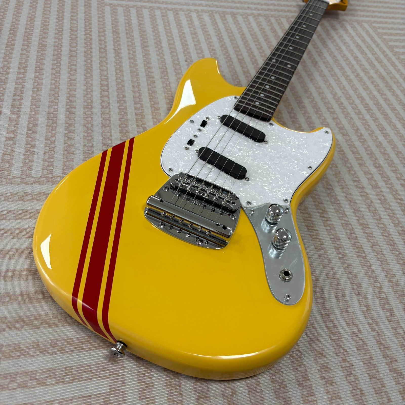Yellow Mustang Style Electric Guitar Rosewood Fingerboard Maple Neck