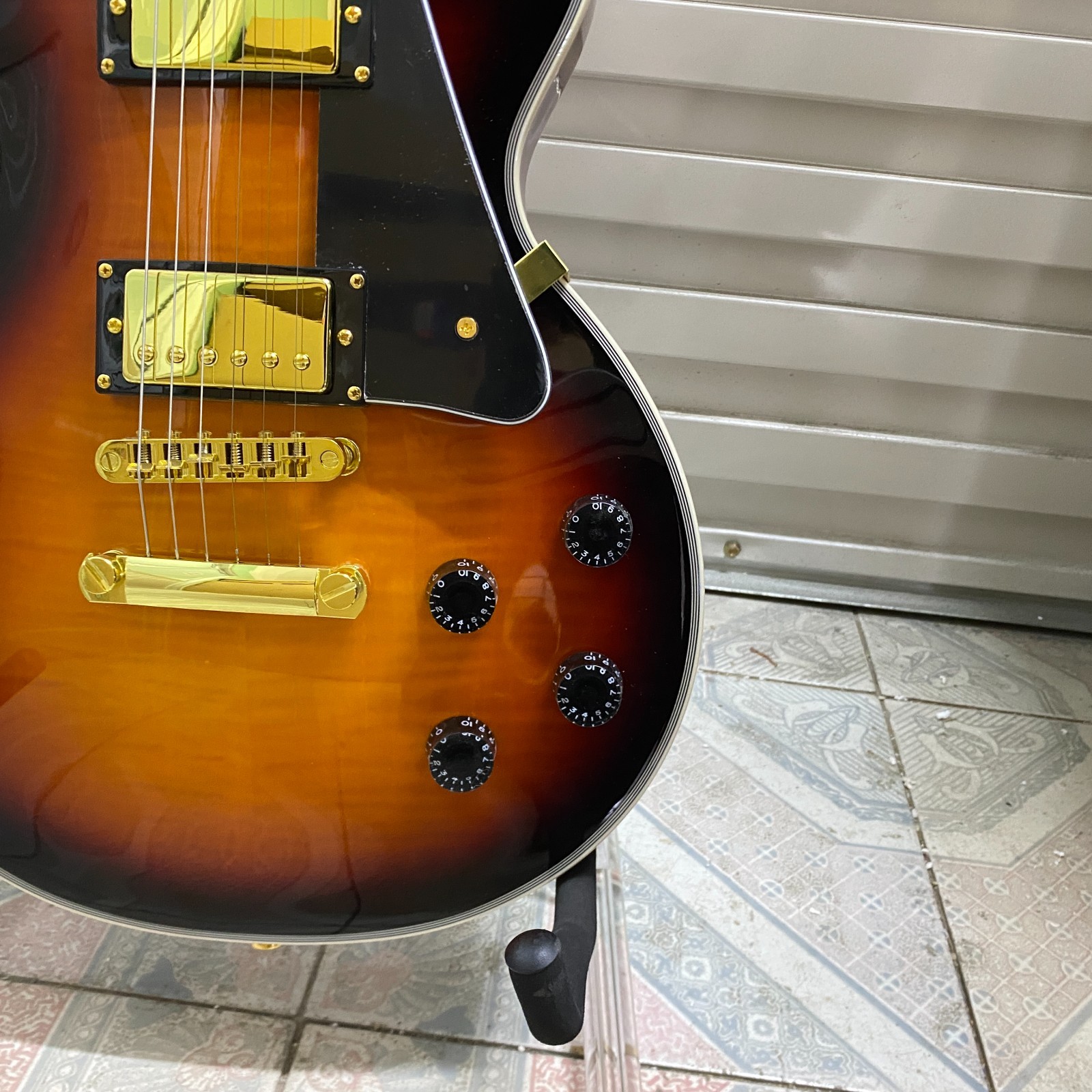 Custom High Quality Electric Guitar, Gold Hardware flame maple top