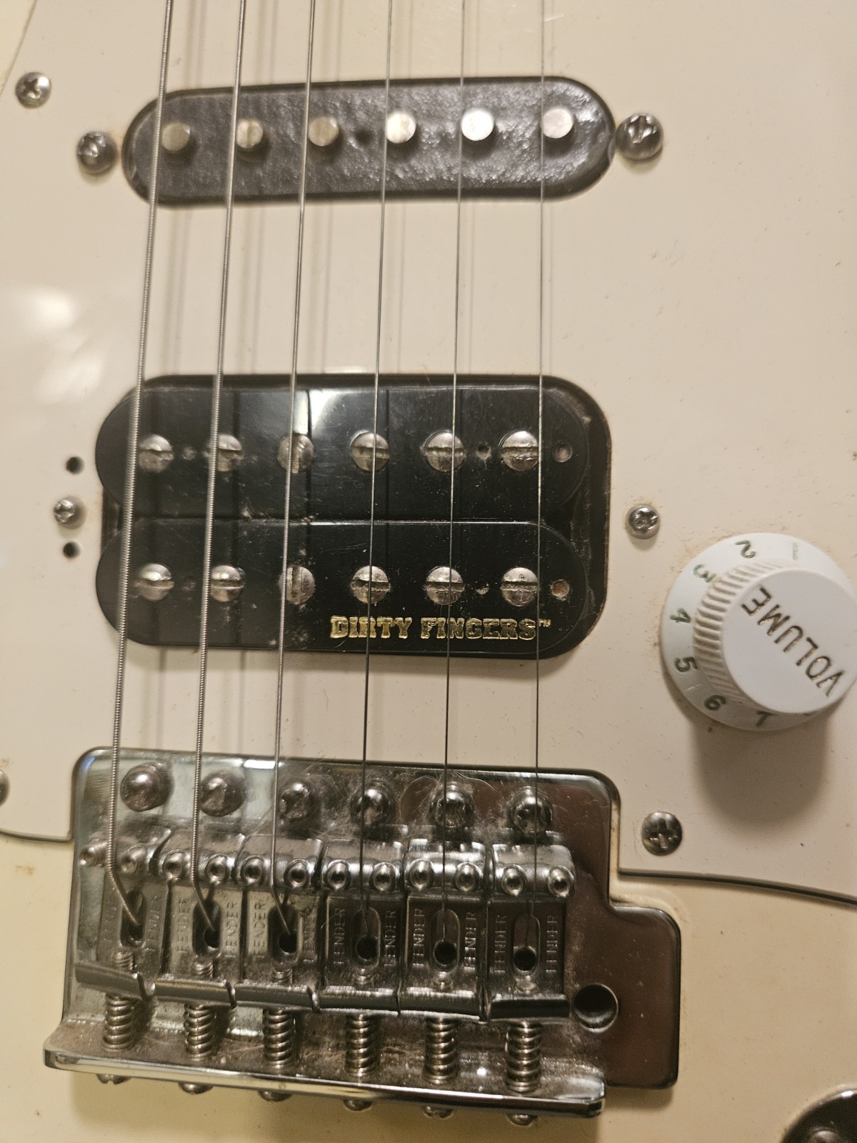 2004 FENDER Standard “Fat” Strat® HSS – MIM – Cream with dirty finger pickup