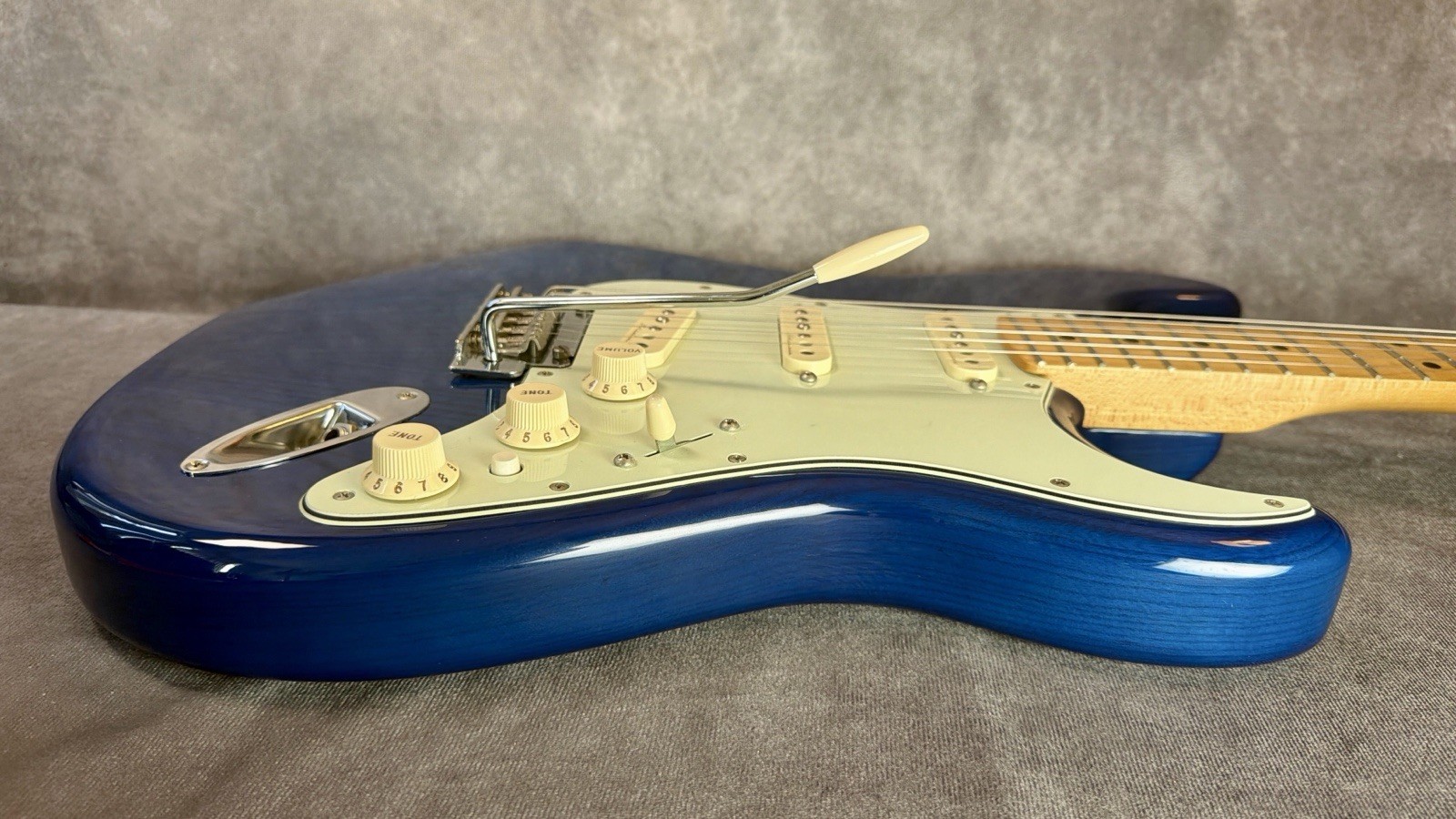 Fender MIM Deluxe Players Stratocaster Electric Guitar Sapphire Blue Mini Switch