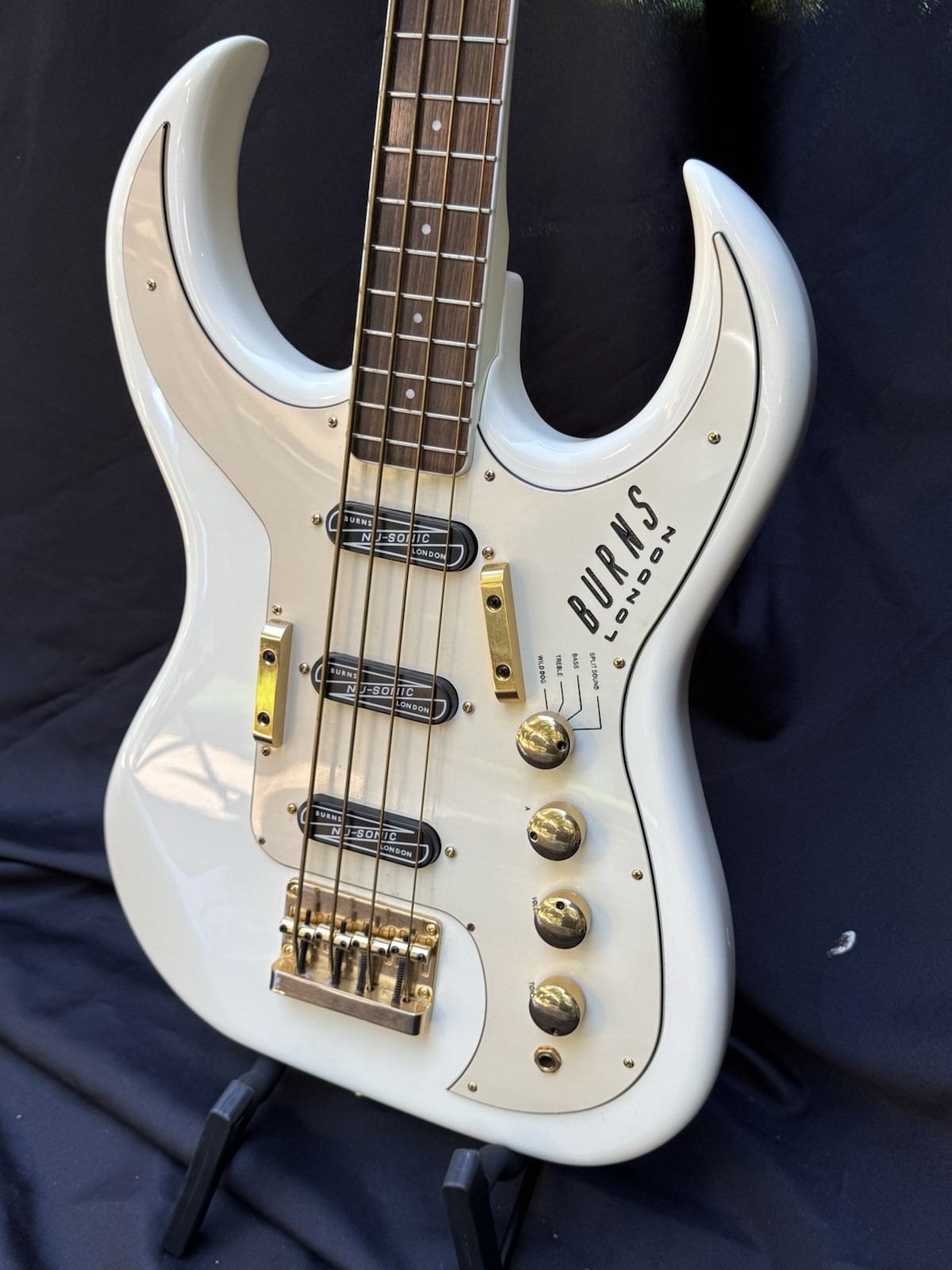Burns London Bison 62 Reissue Bass Guitar With Case, 2 Straps, Thalia Capo, Pick