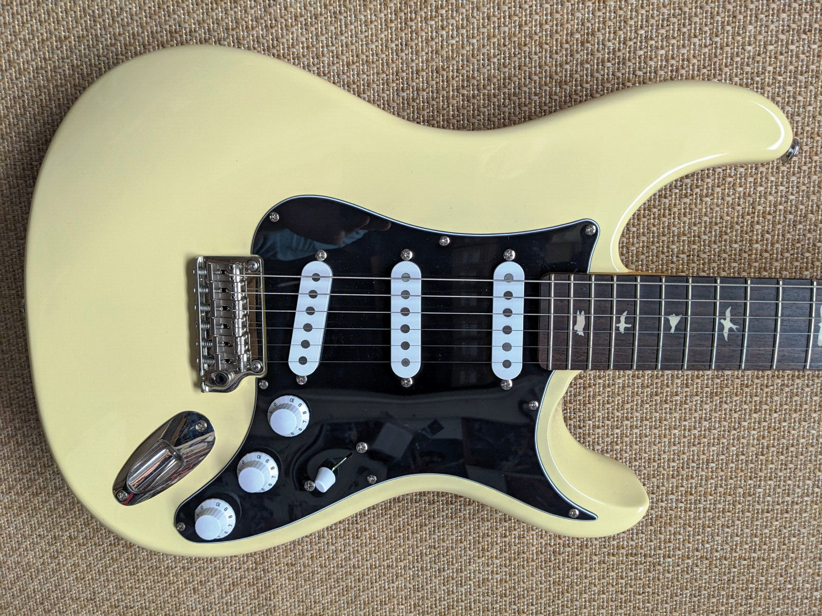 PRS SE Silver Sky Electric Guitar Moon White, Bolt-On John Mayer Black Guard Bag