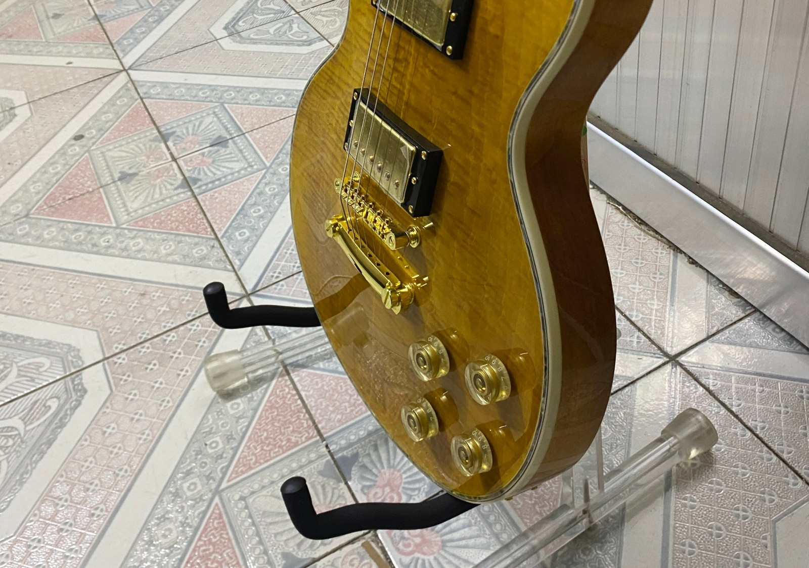 Luxurious Flame Maple Veneer Electric guitar Gold hardware multicolour Binding