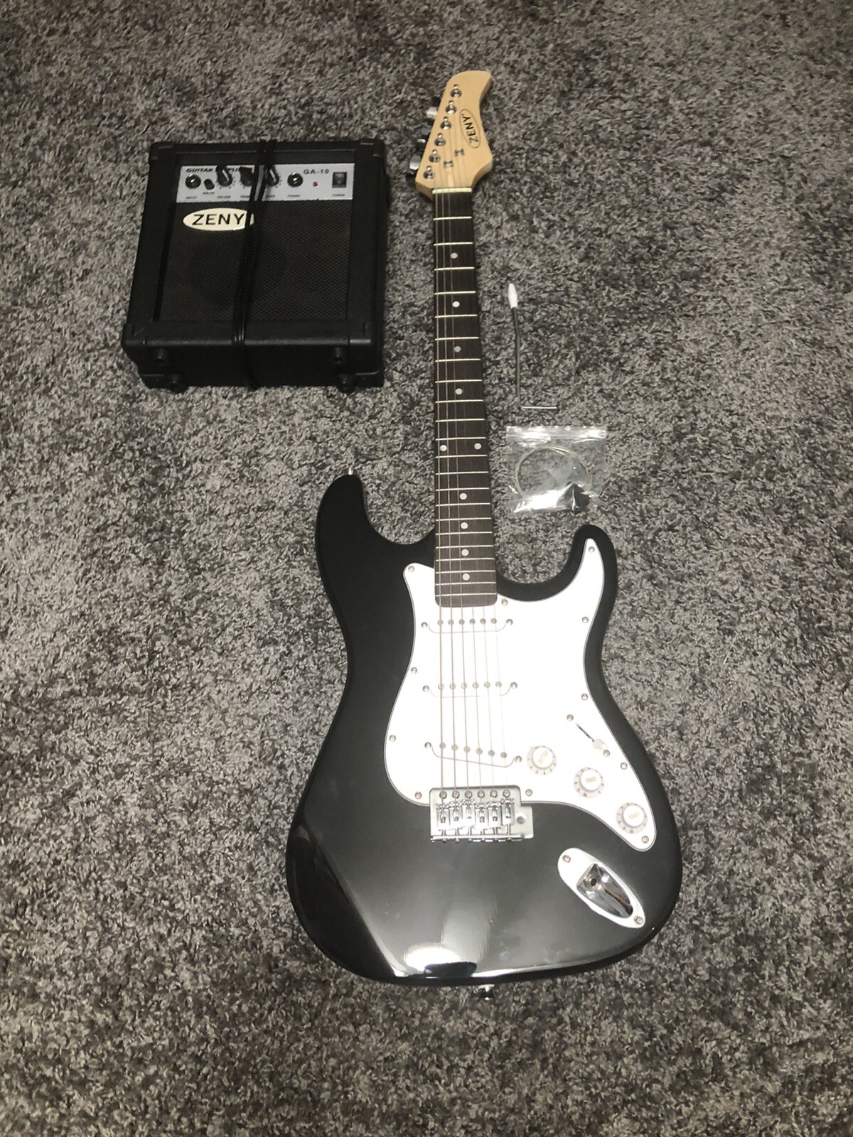 Davison Guitars EB2350BKPK Full Size Electric Guitar With Amp, Case and…