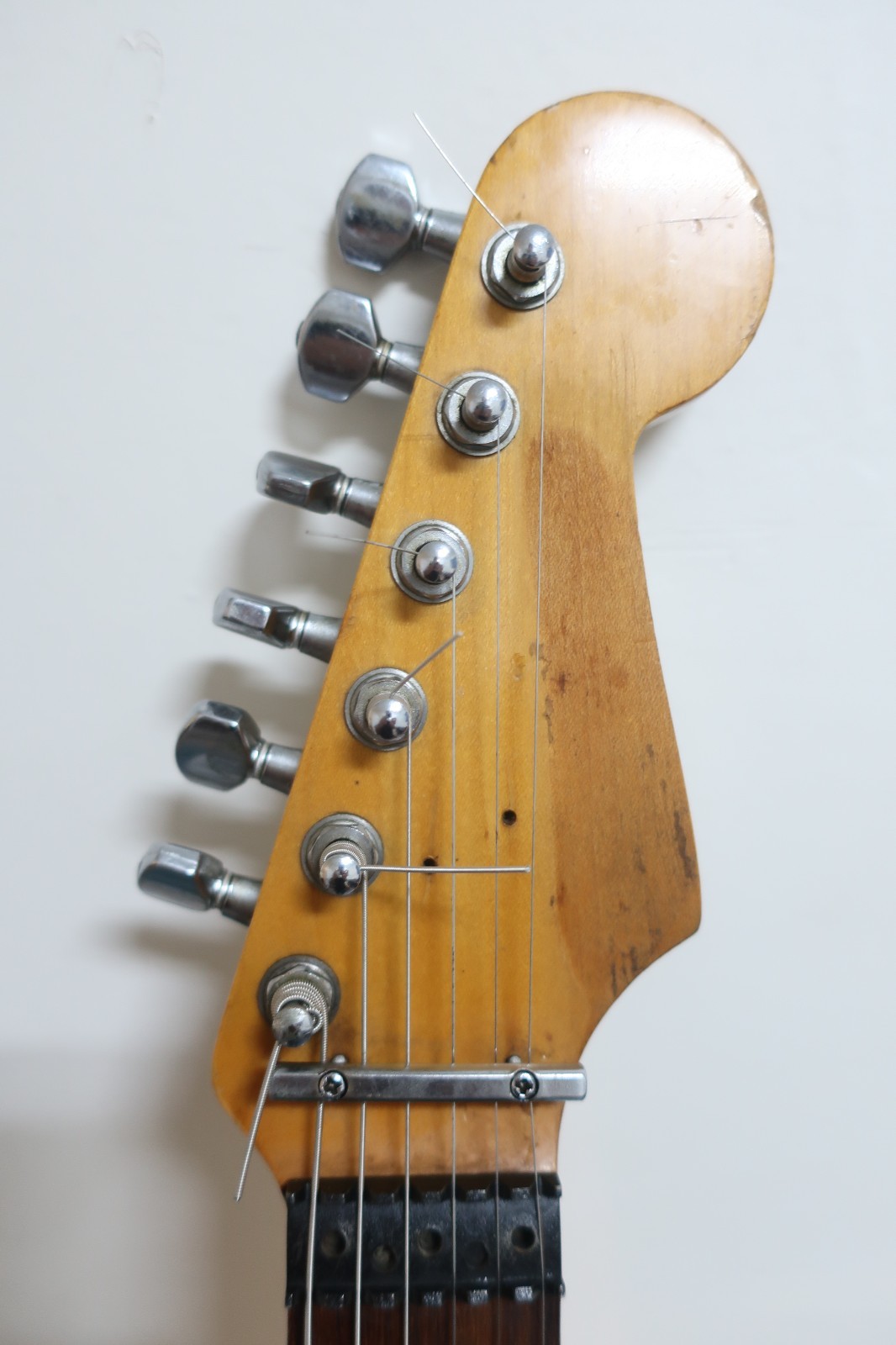 Squier HSS Stratocaster Cream – Fender and Dimarzio Pickups, Coil Split.