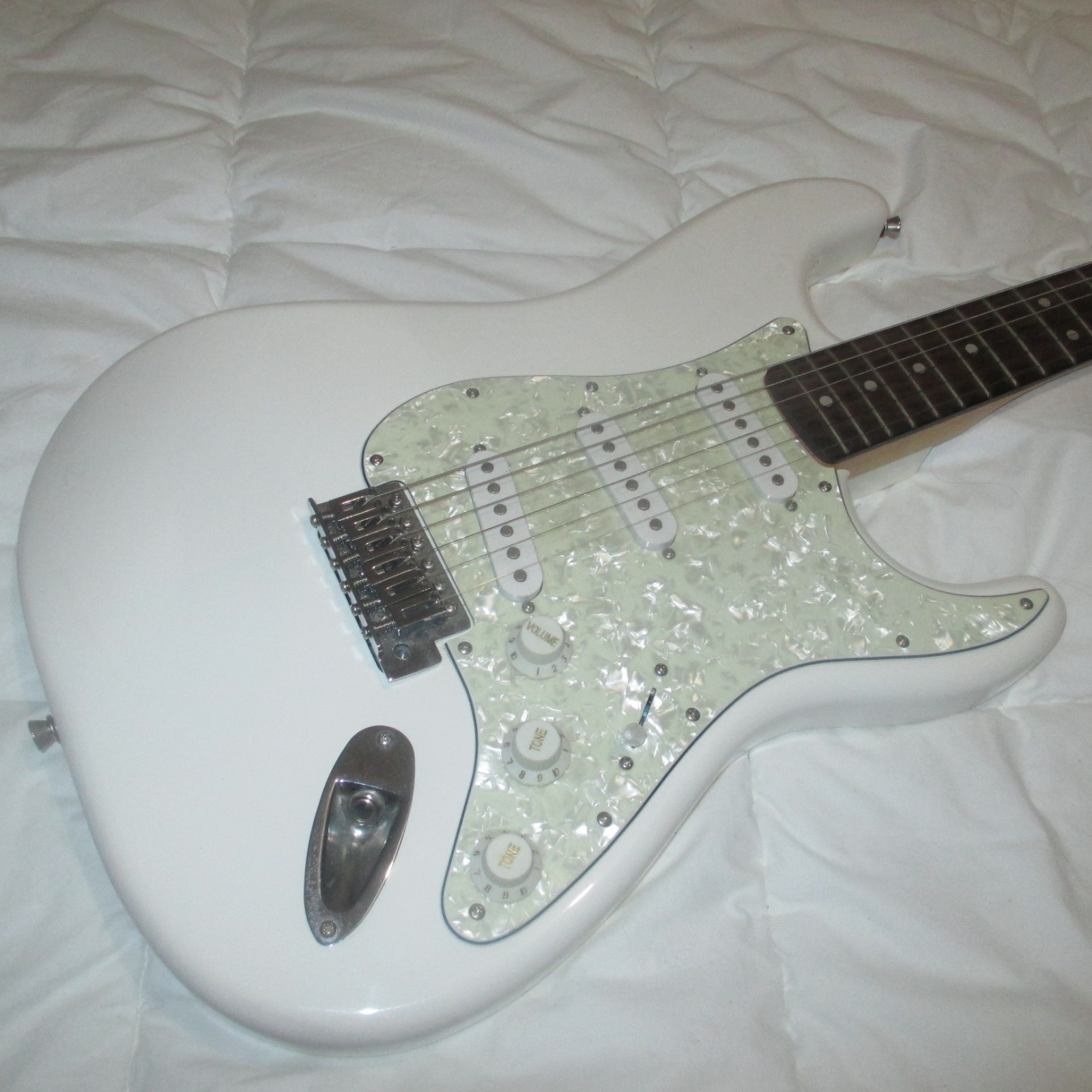 Fender Squire Strat SE 6 String Electric Guitar White CXS With CE European Decal