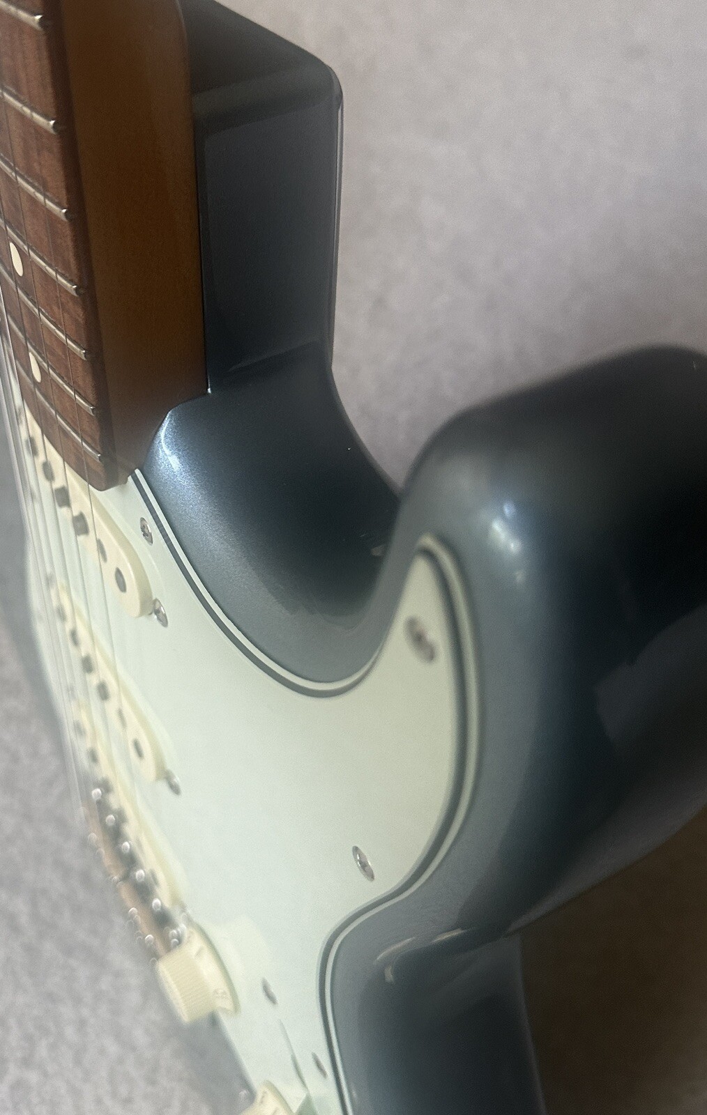 2019 Fender® Vintera 60’s Stratocaster Ice Blue Metallic w/Hard Case EXCELLENT!