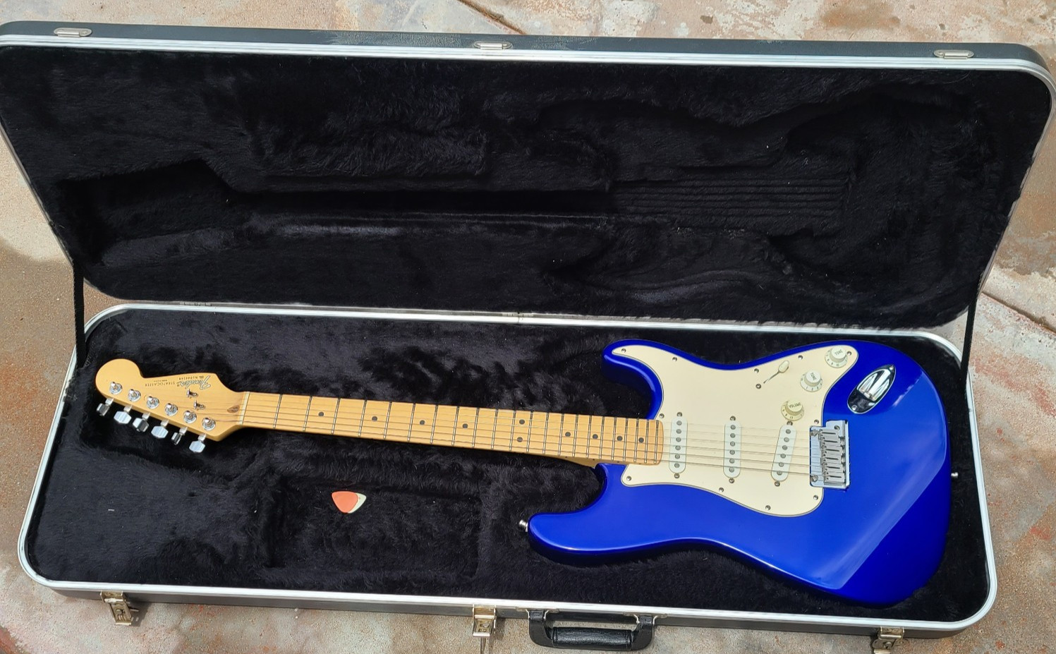 Fender Stratocaster 6 String Right Hand Electric Blue Guitar w/ Hard Case 1991